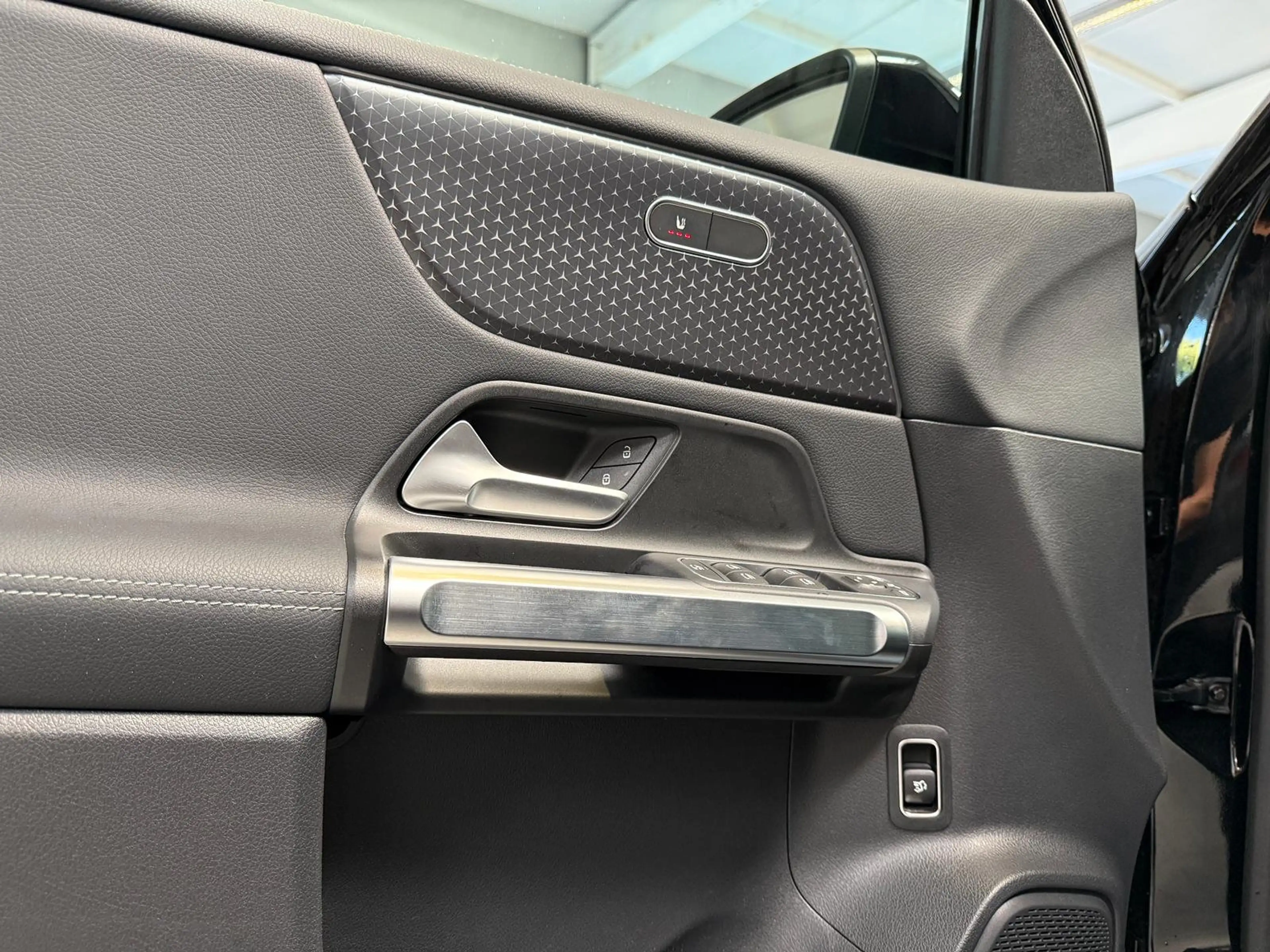 Mercedes-Benz EQB 300 4M Progressive PANO+KAMERA+TOTW+CARPLAY — photo 9