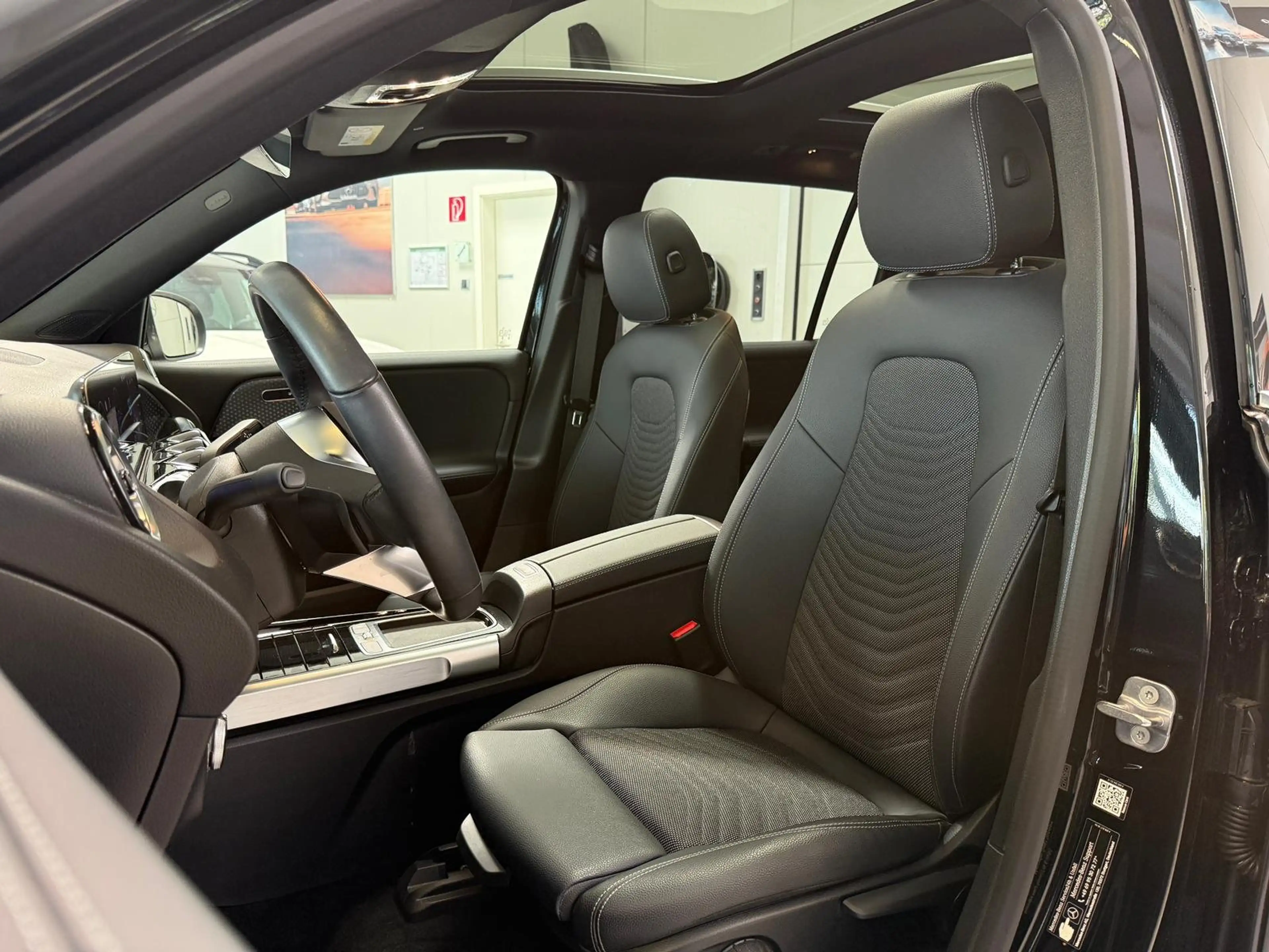 Mercedes-Benz EQB 300 4M Progressive PANO+KAMERA+TOTW+CARPLAY — photo 11