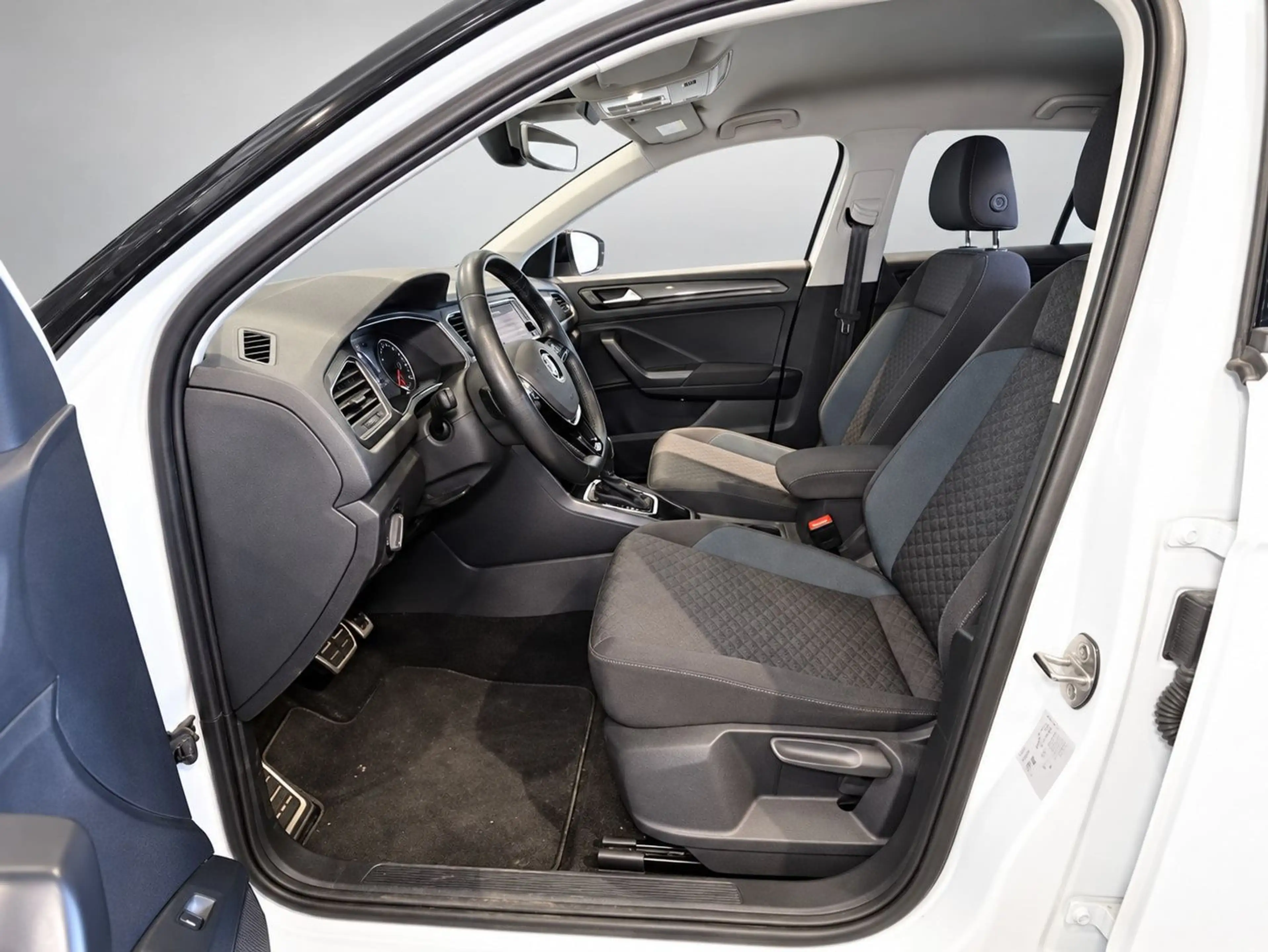 Volkswagen T-Roc 1.5 TSI IQ.DRIVE DSG Navi+ACC+RearView — photo 11