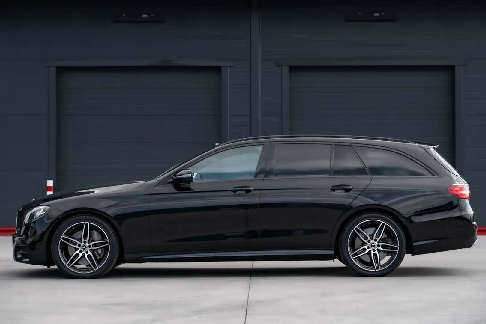 Mercedes-Benz E 400 E 400 4Matic T 9G-TRONIC AMG Line Negru - 1