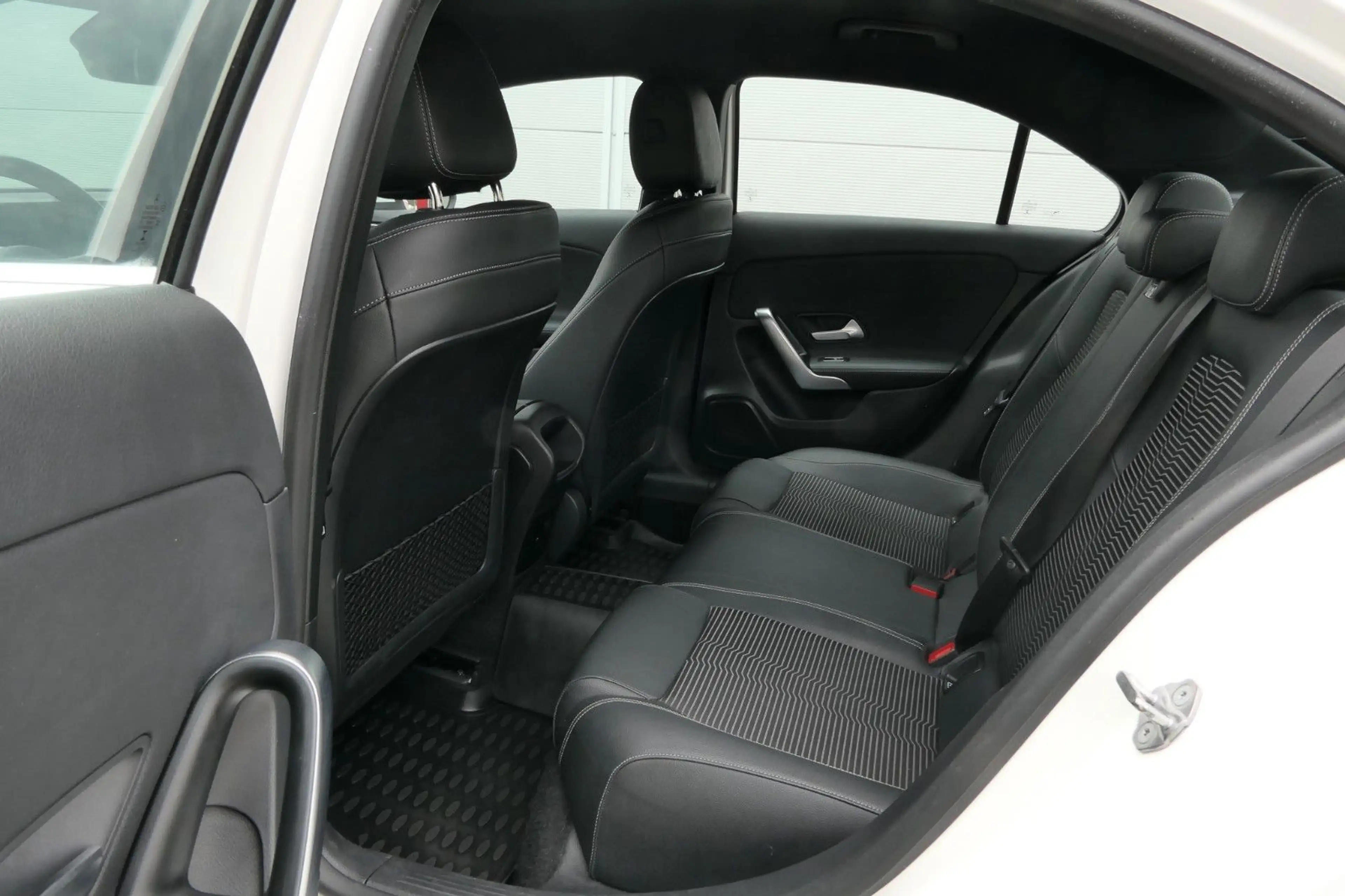 Mercedes-Benz A 250 e *Limousine* — photo 15