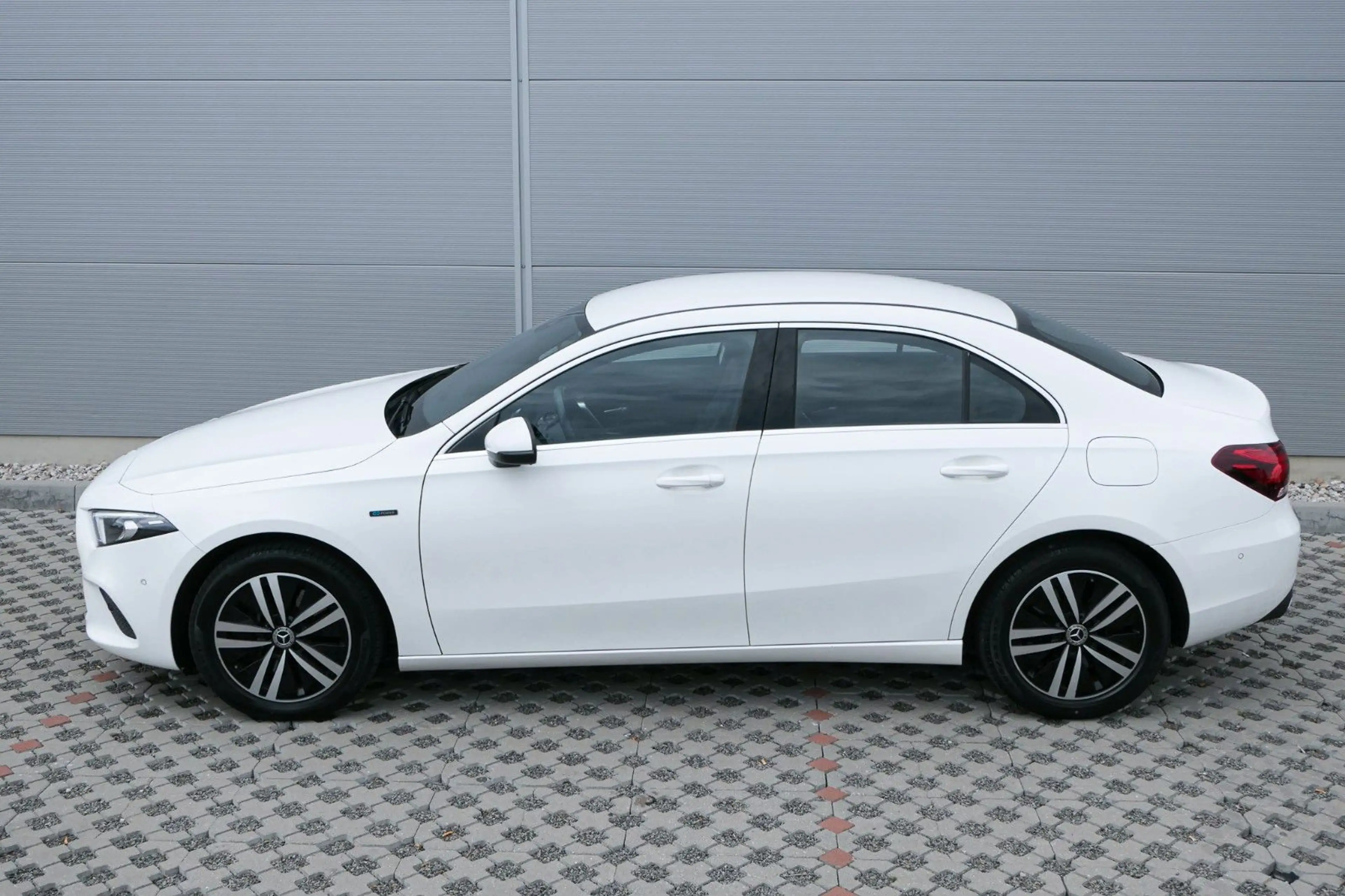 Mercedes-Benz A 250 e *Limousine* — photo 7