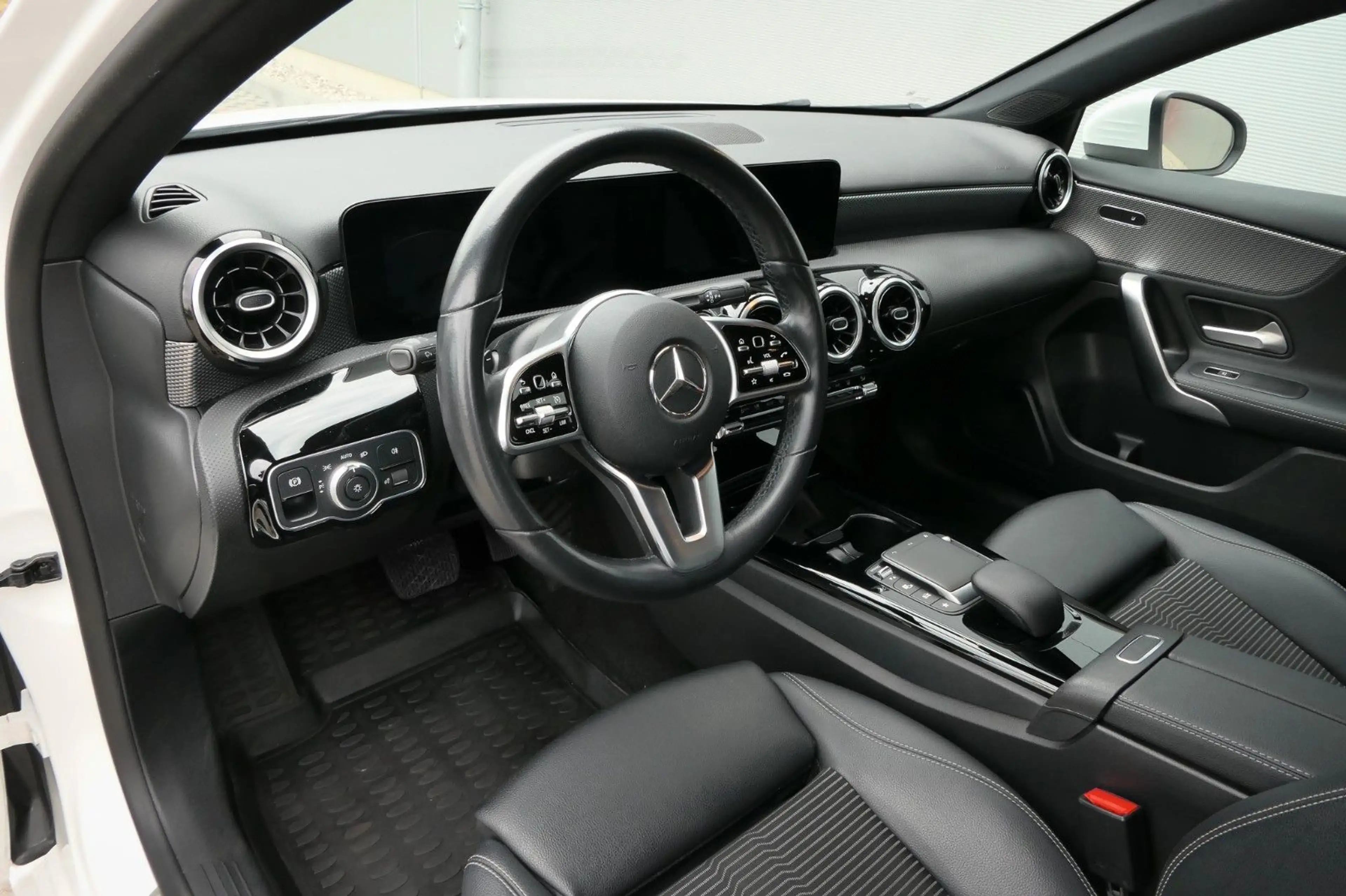Mercedes-Benz A 250 e *Limousine* — photo 10