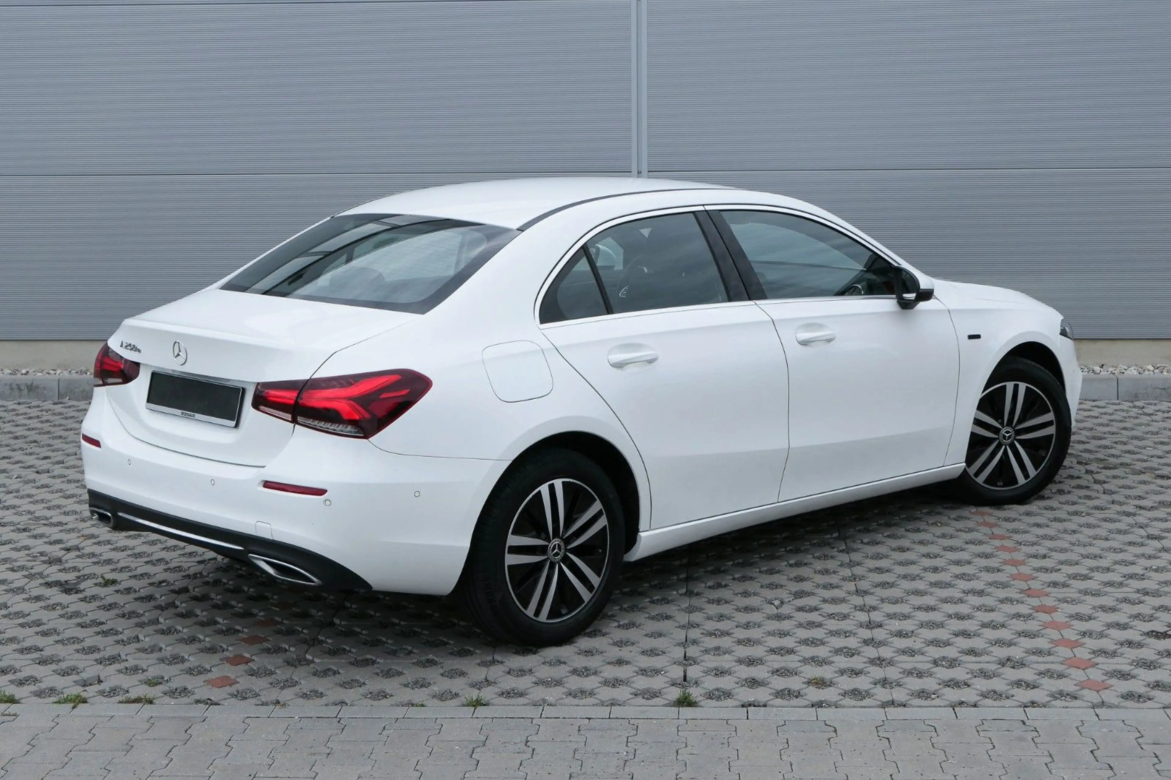 Mercedes-Benz A 250 e *Limousine* — photo 4