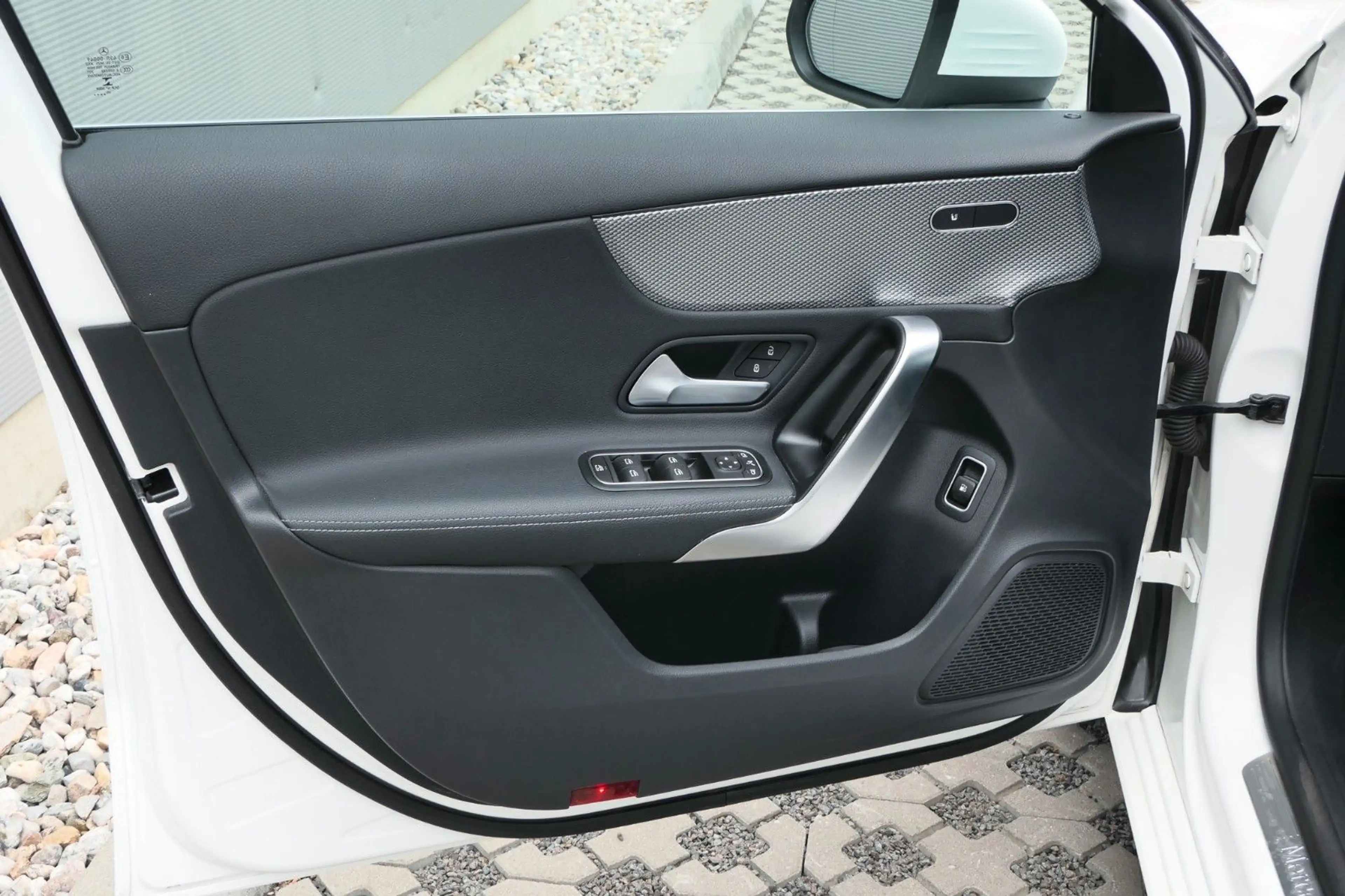 Mercedes-Benz A 250 e *Limousine* — photo 12
