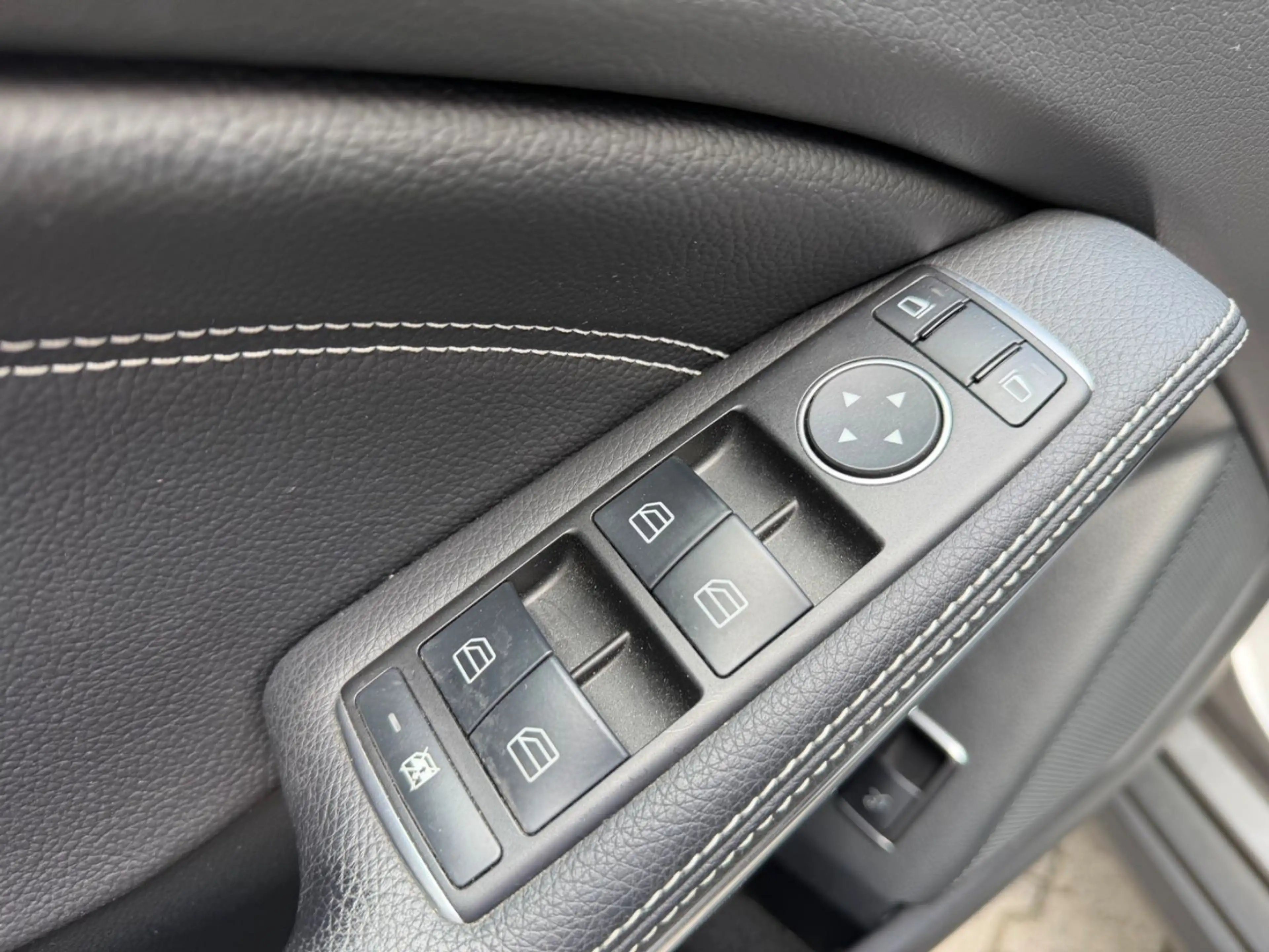 Mercedes-Benz GLA 200 /AUTOMATIK/SHZ/KLIMA/NAVI/8xBEREIFT — photo 10