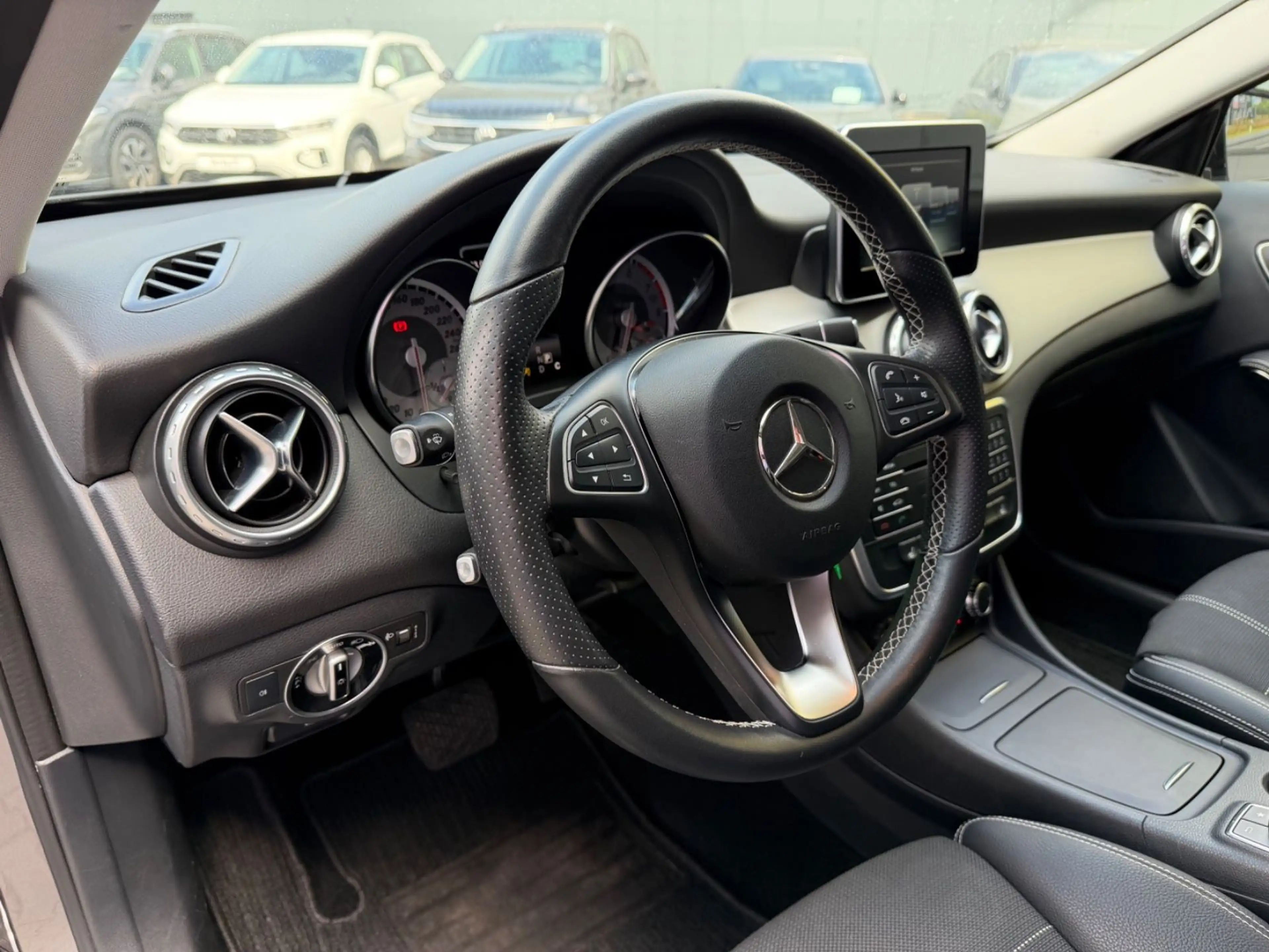 Mercedes-Benz GLA 200 /AUTOMATIK/SHZ/KLIMA/NAVI/8xBEREIFT — photo 13