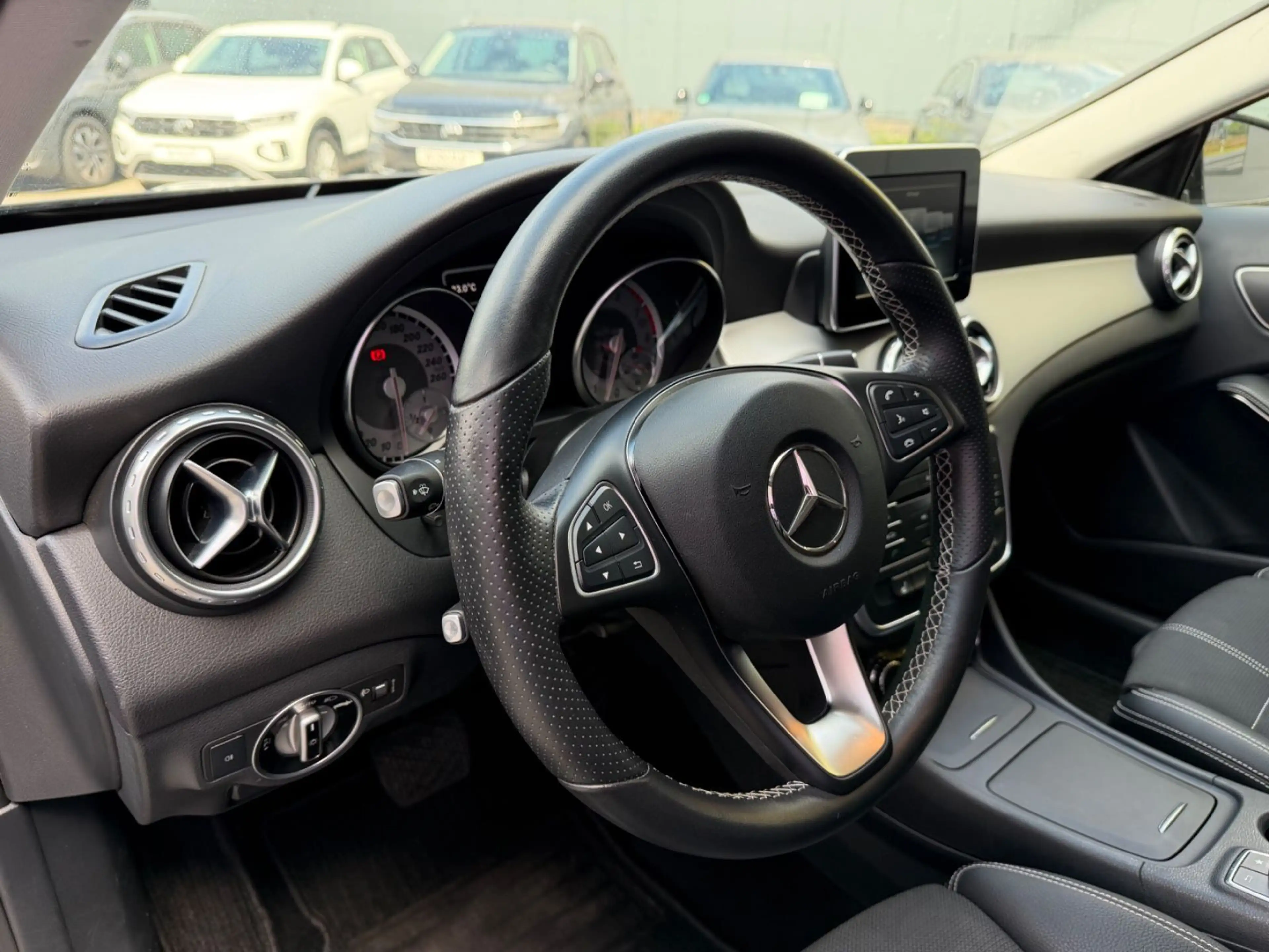 Mercedes-Benz GLA 200 /AUTOMATIK/SHZ/KLIMA/NAVI/8xBEREIFT — photo 14