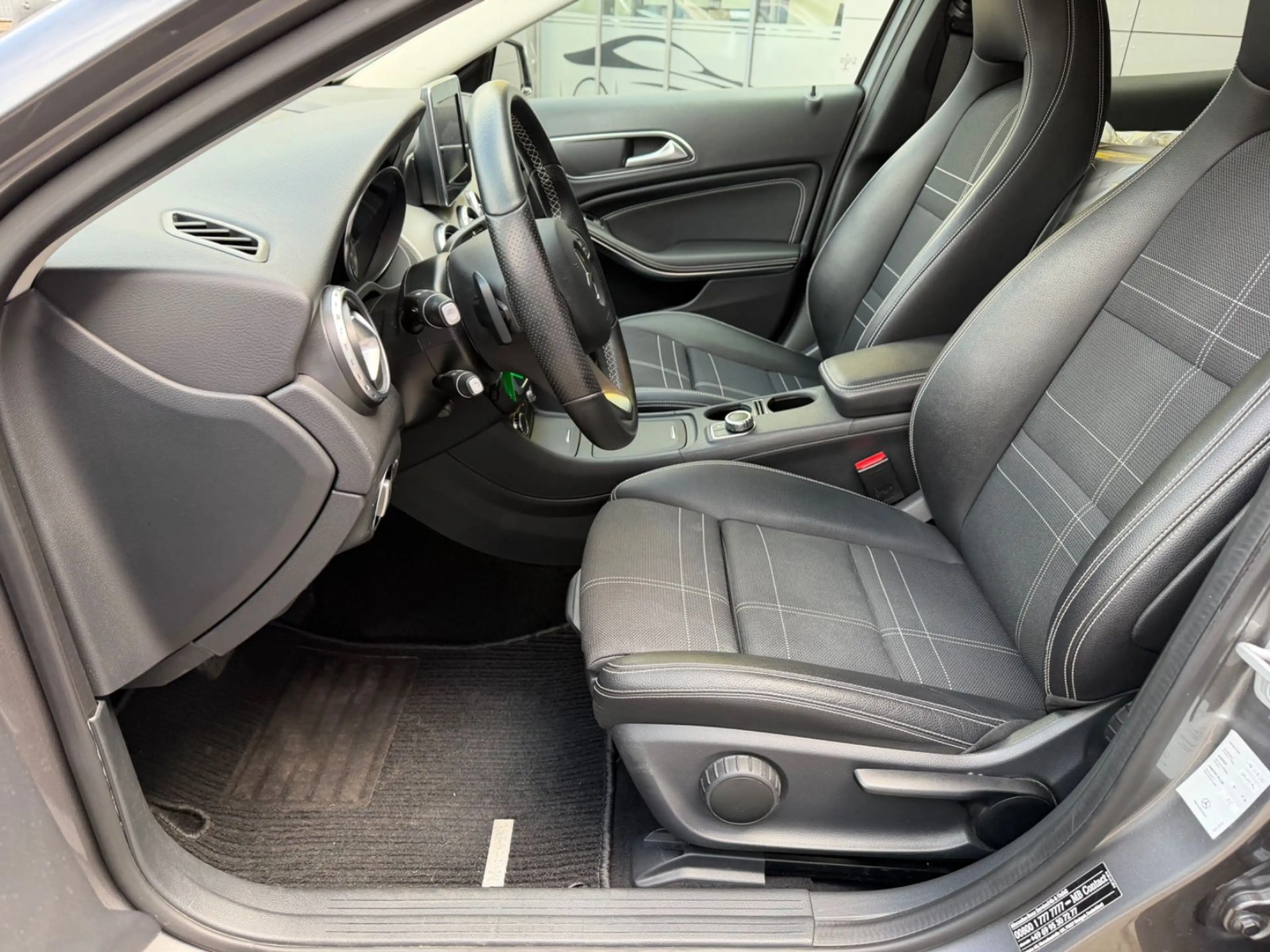 Mercedes-Benz GLA 200 /AUTOMATIK/SHZ/KLIMA/NAVI/8xBEREIFT — photo 11