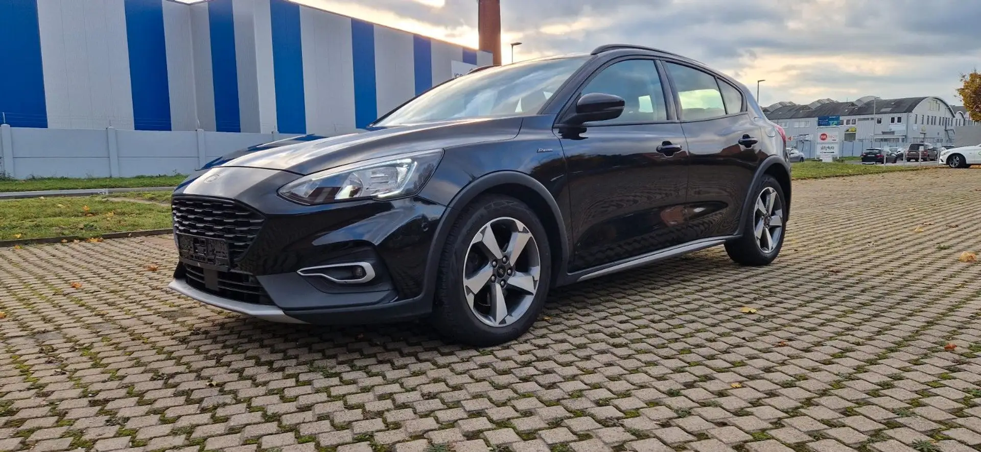 Ford Focus Lim. Active AHK 2,0Tdci 150PS Automatik Schwarz - 2