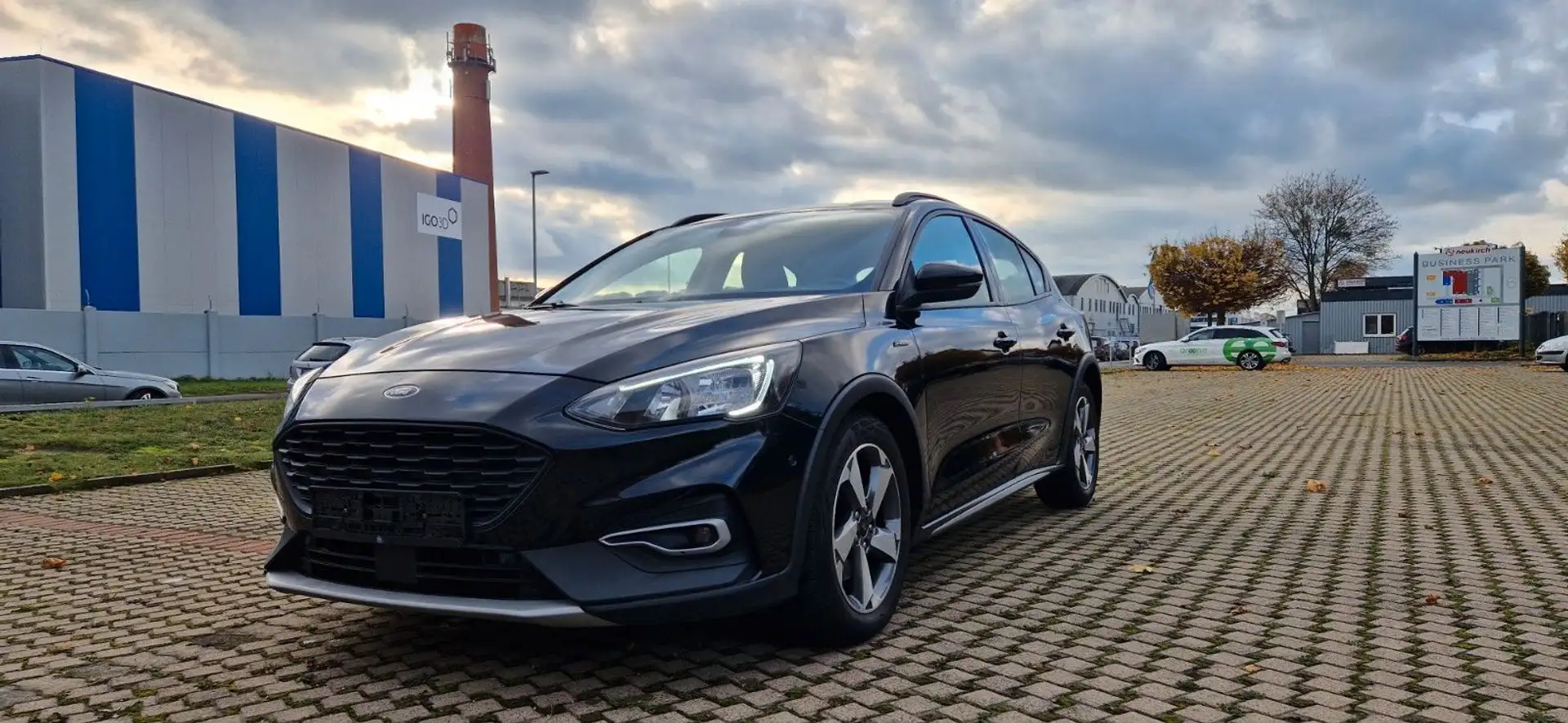 Ford Focus Lim. Active AHK 2,0Tdci 150PS Automatik Schwarz - 1