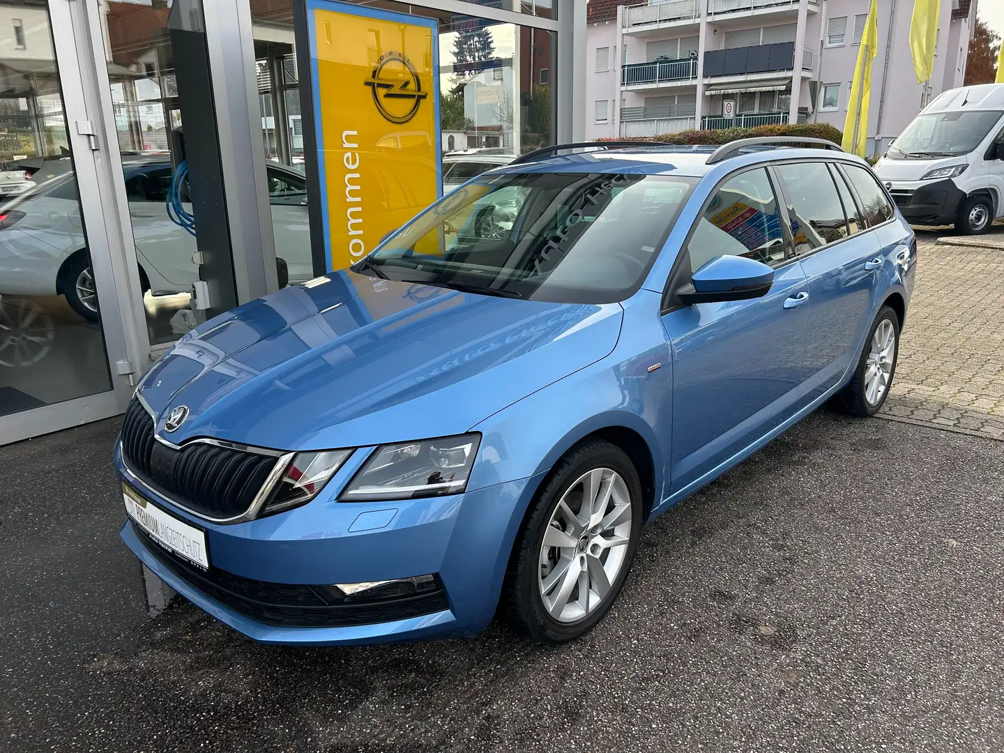 Skoda Octavia Clever AT Navi,R-Kamera,LED,SHZ,PDC,Klimaautomatik Blau - 1