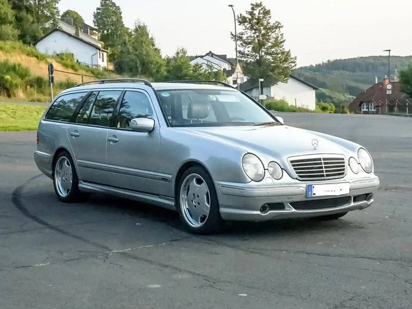 Mercedes-Benz E 55 AMG T 4MATIC srebrna - 1