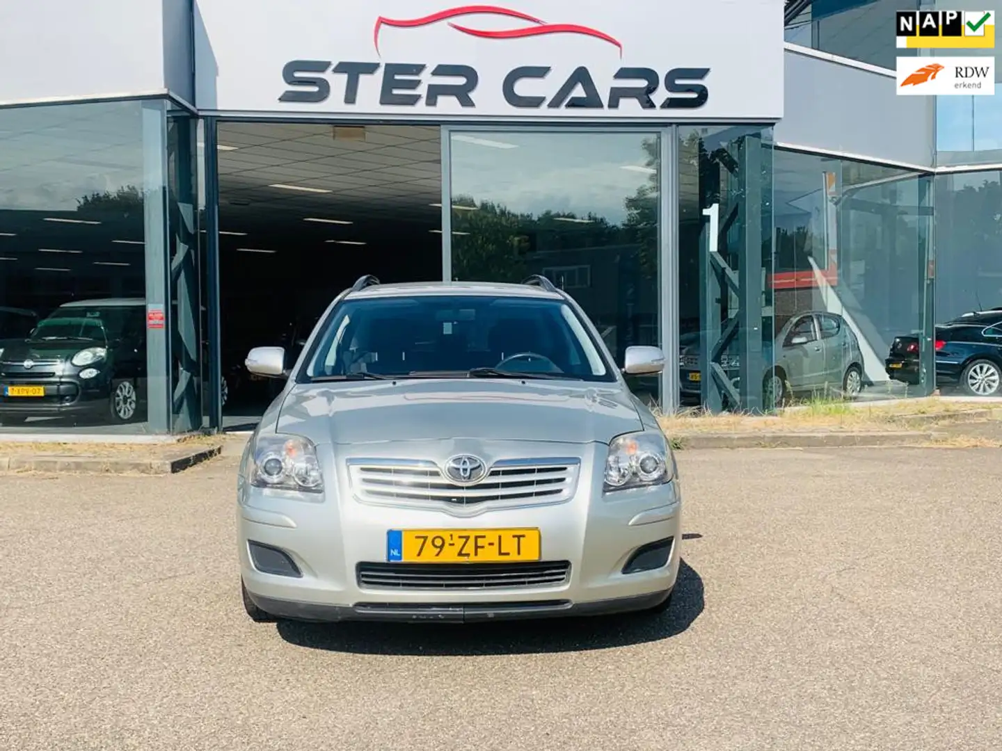 Toyota Avensis Wagon 1.8 VVTi Terran, Airco, NAP, Nieuw APK Grijs - 1