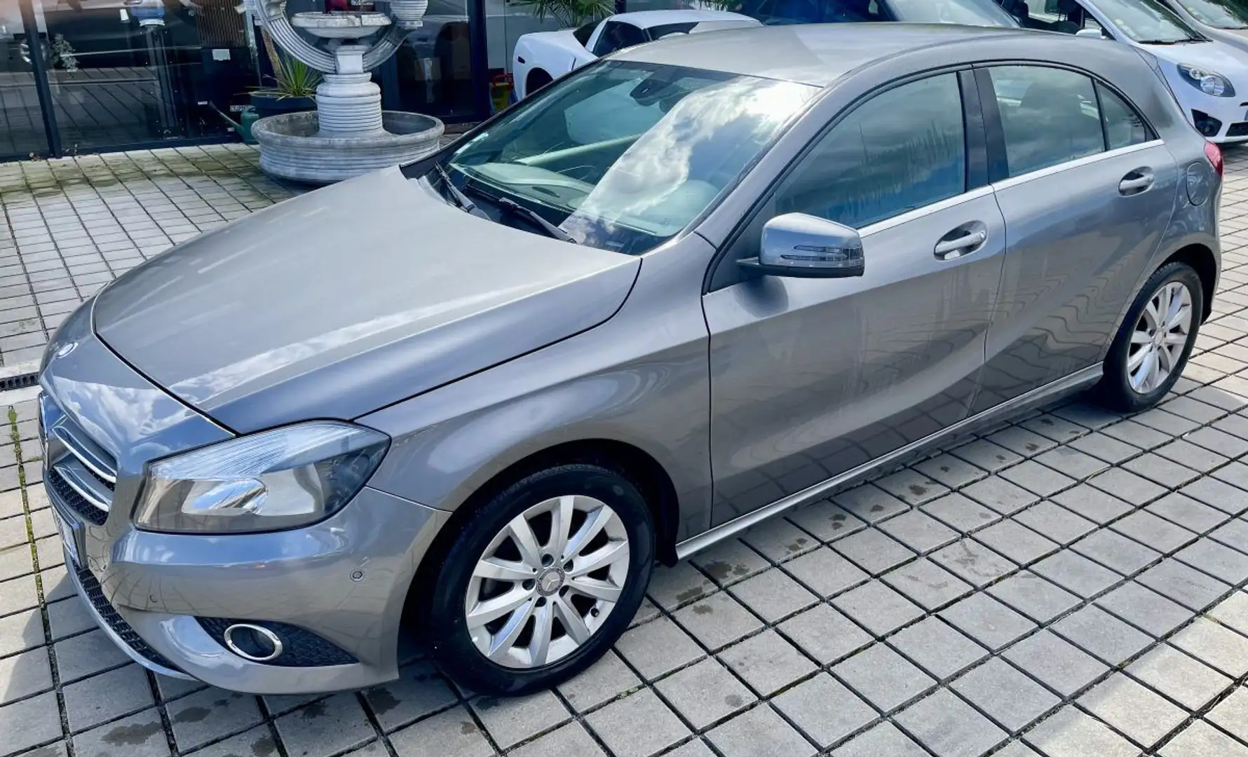Mercedes-Benz A 180 180 180 1.5L 110ch CDI BlueEFFICIENCY Fascination Grau - 2