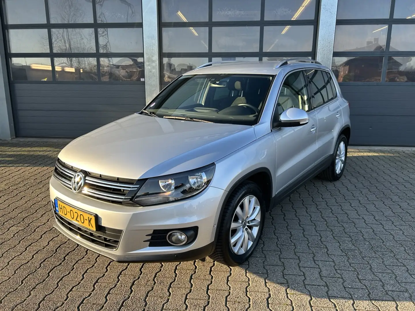 Volkswagen Tiguan 1.4 TSI 122pk Sport & Style Grau - 1