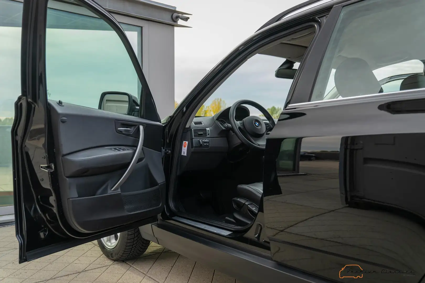 BMW X3 3.0i Executive E83 | 70.000KM | 1st Swiss Owner | Zwart - 2