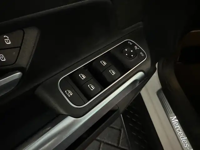 Mercedes-Benz GLB view 15
