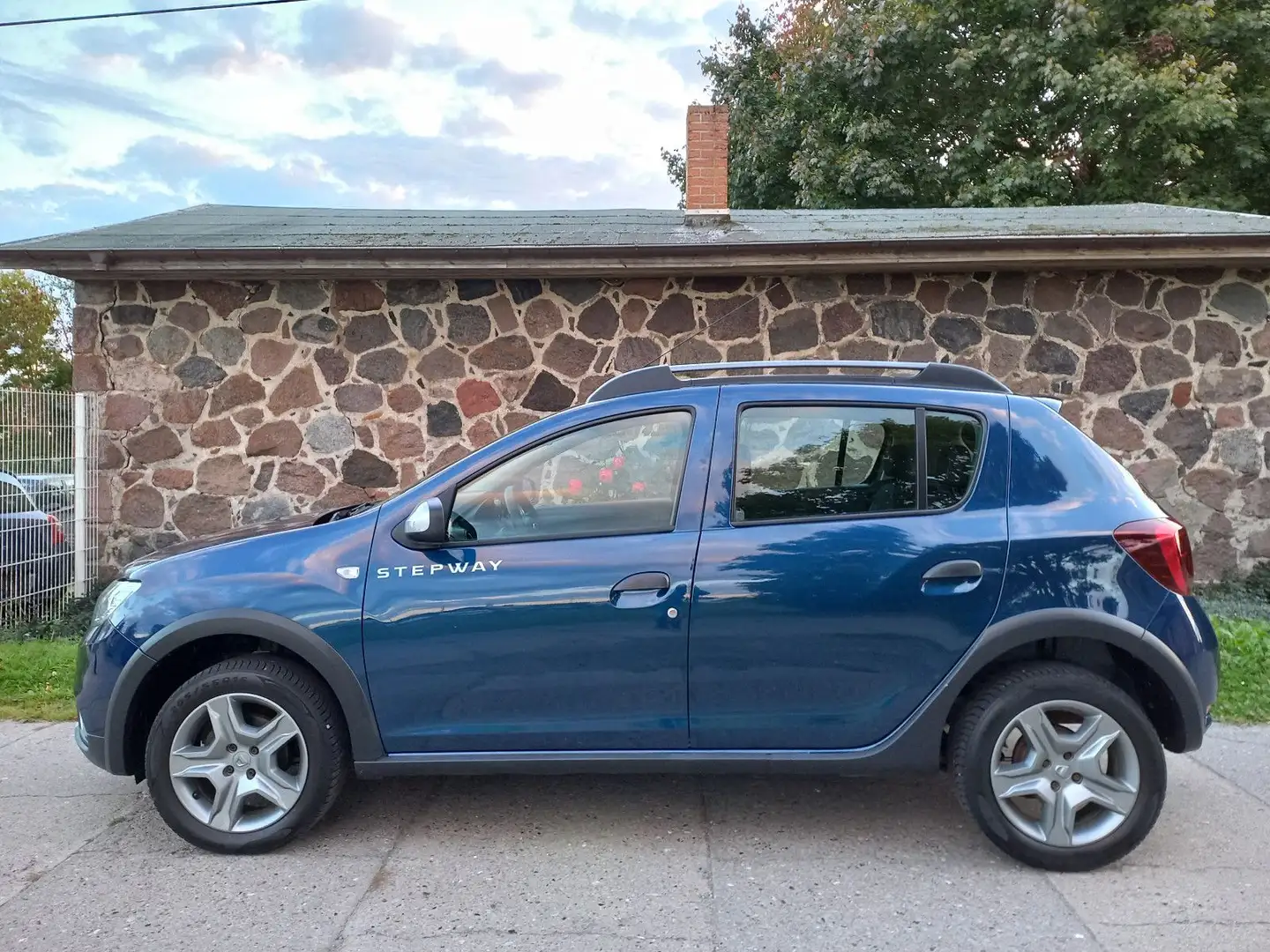 Dacia Sandero II Stepway Essential- 1 Hand- Tüv neu Blau - 2
