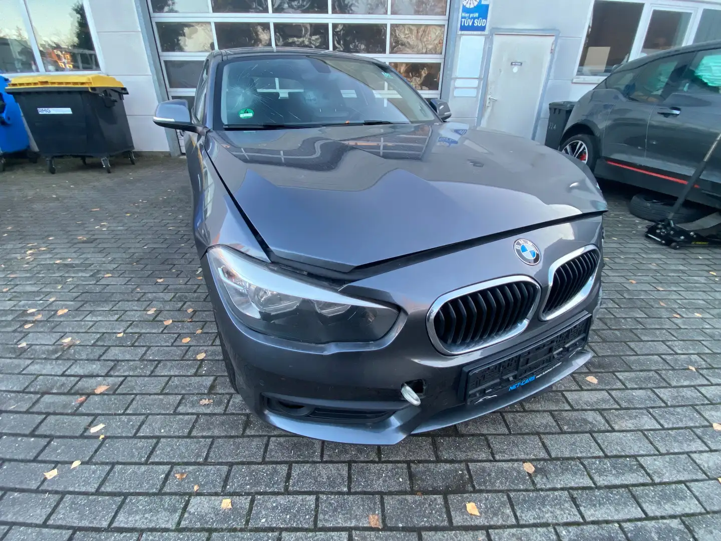 BMW 118 1er (5-Türer) 118i Aut. Leder Navi Grau - 2