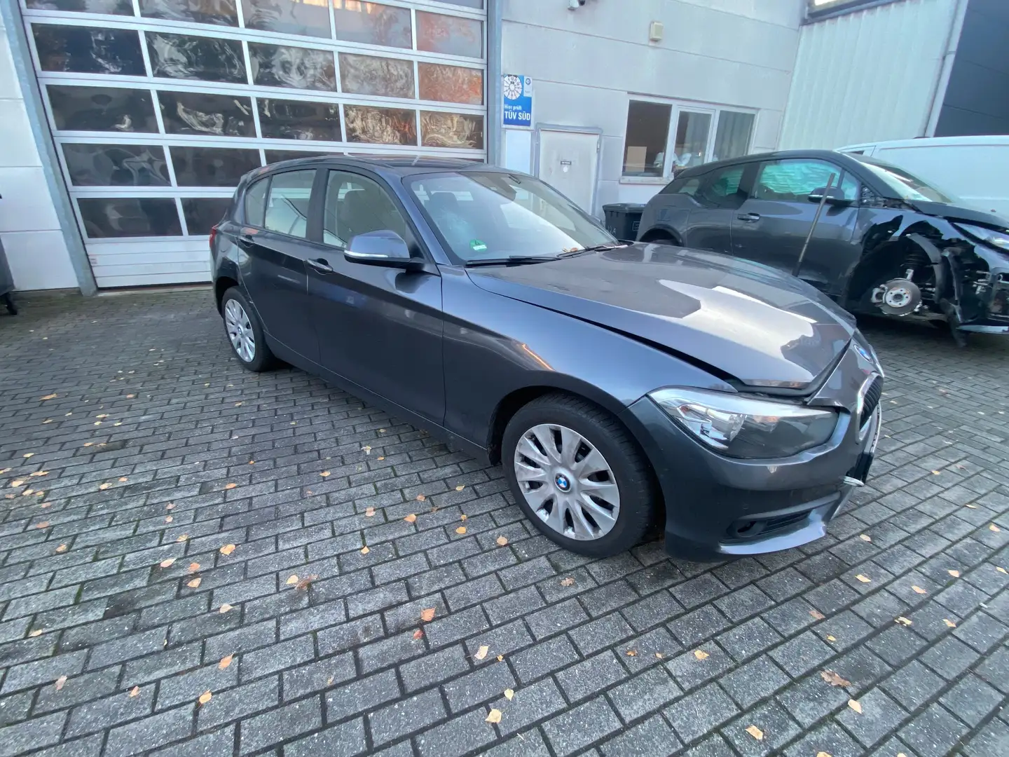 BMW 118 1er (5-Türer) 118i Aut. Leder Navi Grau - 1
