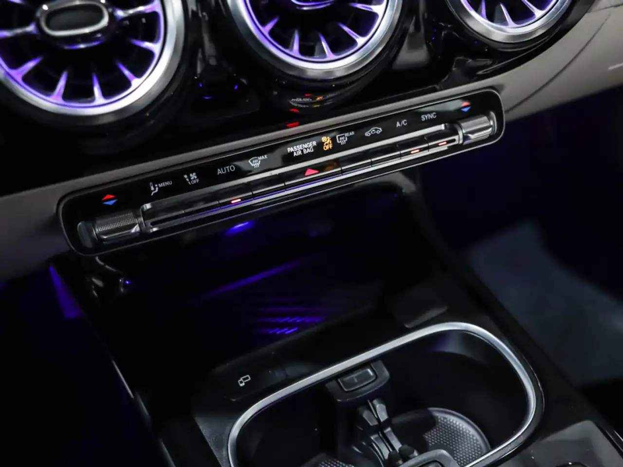 Mercedes-Benz CLA снимка Mercedes-Benz CLA