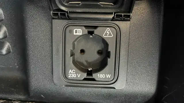 Land Rover Defender view 22