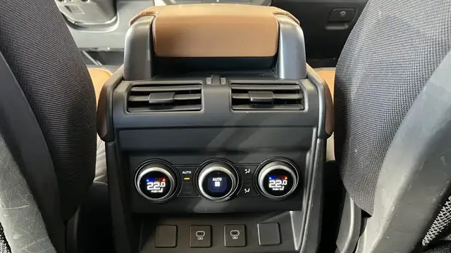 Land Rover Defender view 12
