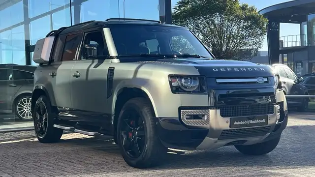 Land Rover Defender view 3