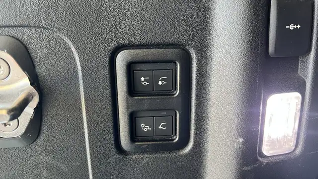 Land Rover Defender view 17