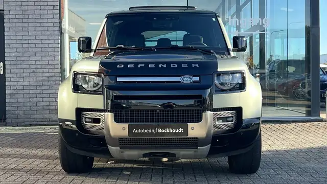 Land Rover Defender view 4