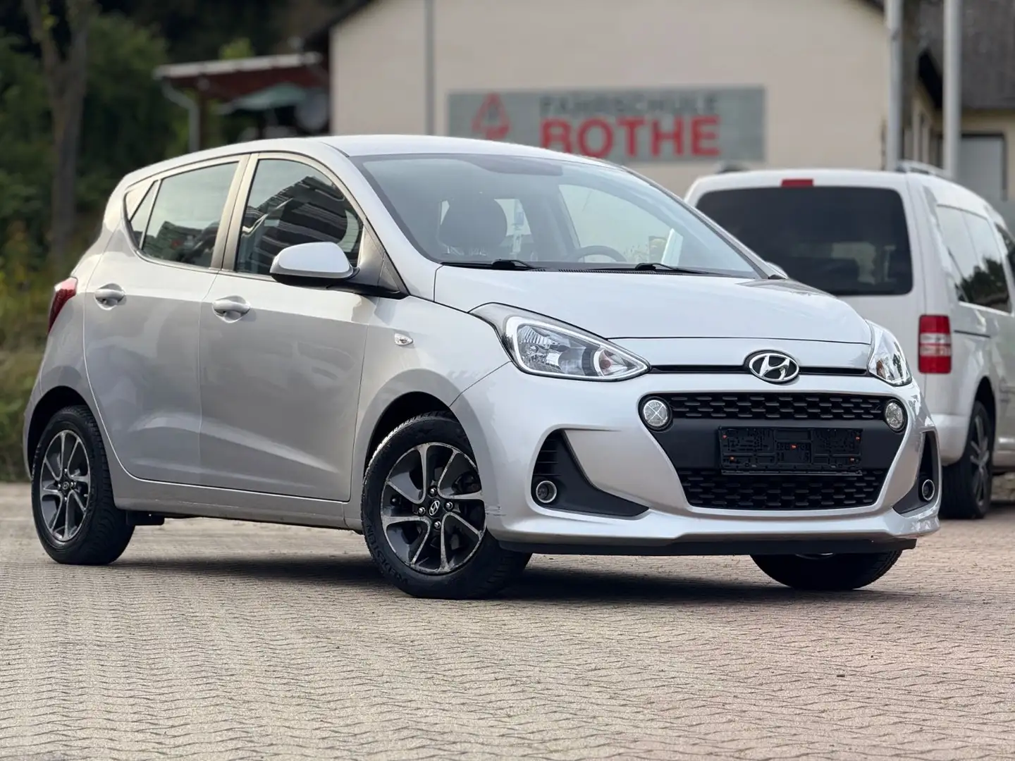 Hyundai i10 YES! *SitzH*Klimaautomatik*Lenkradheizung* Silber - 2