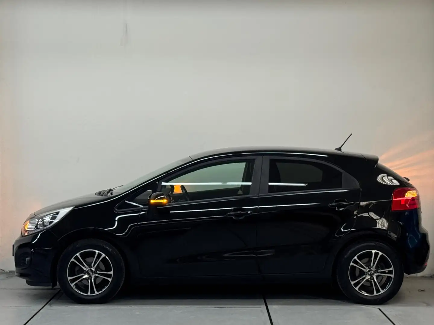 Kia Rio 1.2 CVVT World Cup Edition Plus Cruise Nieuw Apk L Чорний - 2