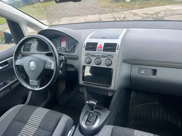 Volkswagen Touran view 8