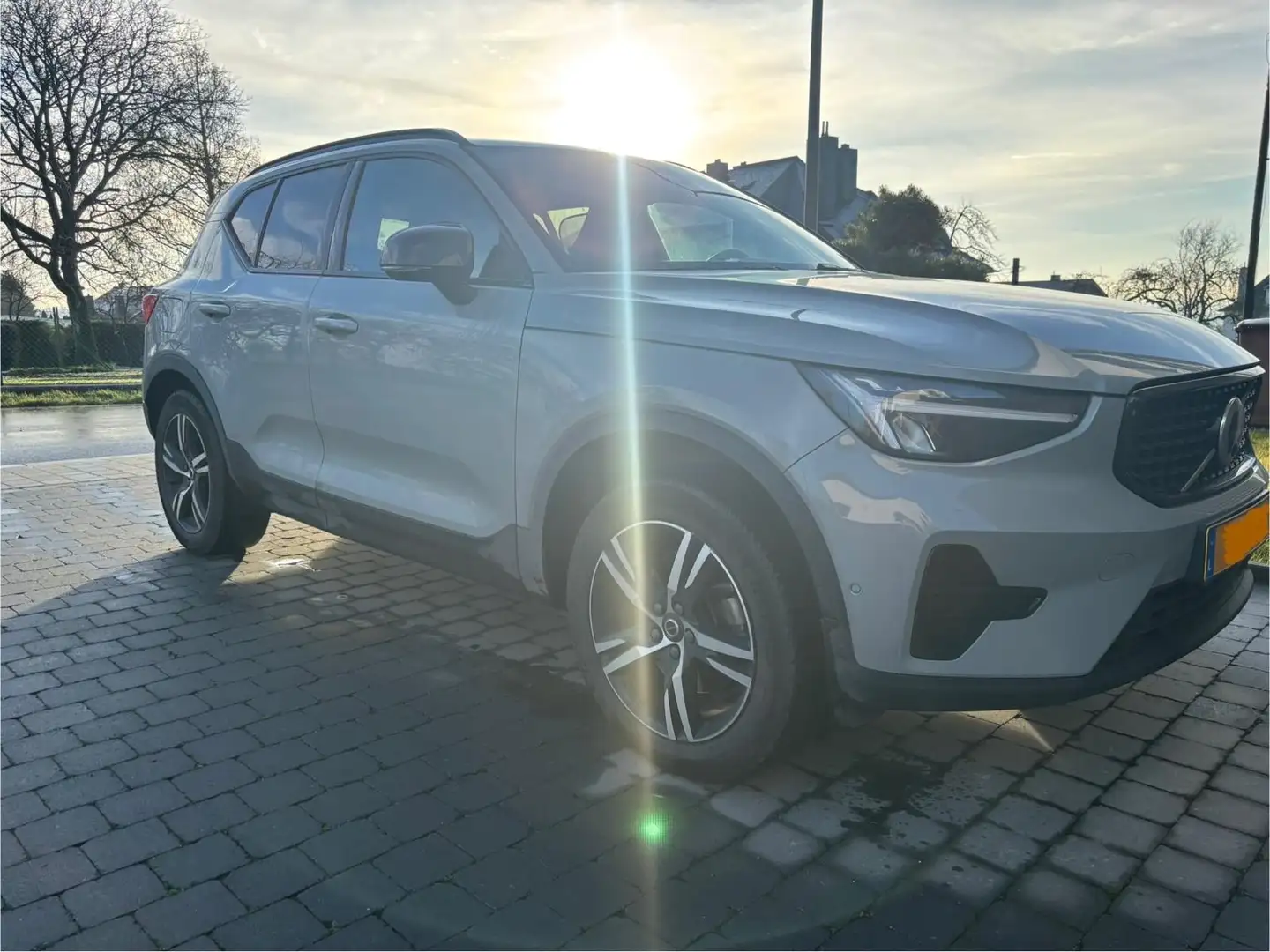 Volvo XC40 B3 Mild Hybrid Benzin (163 PS) Gris - 2