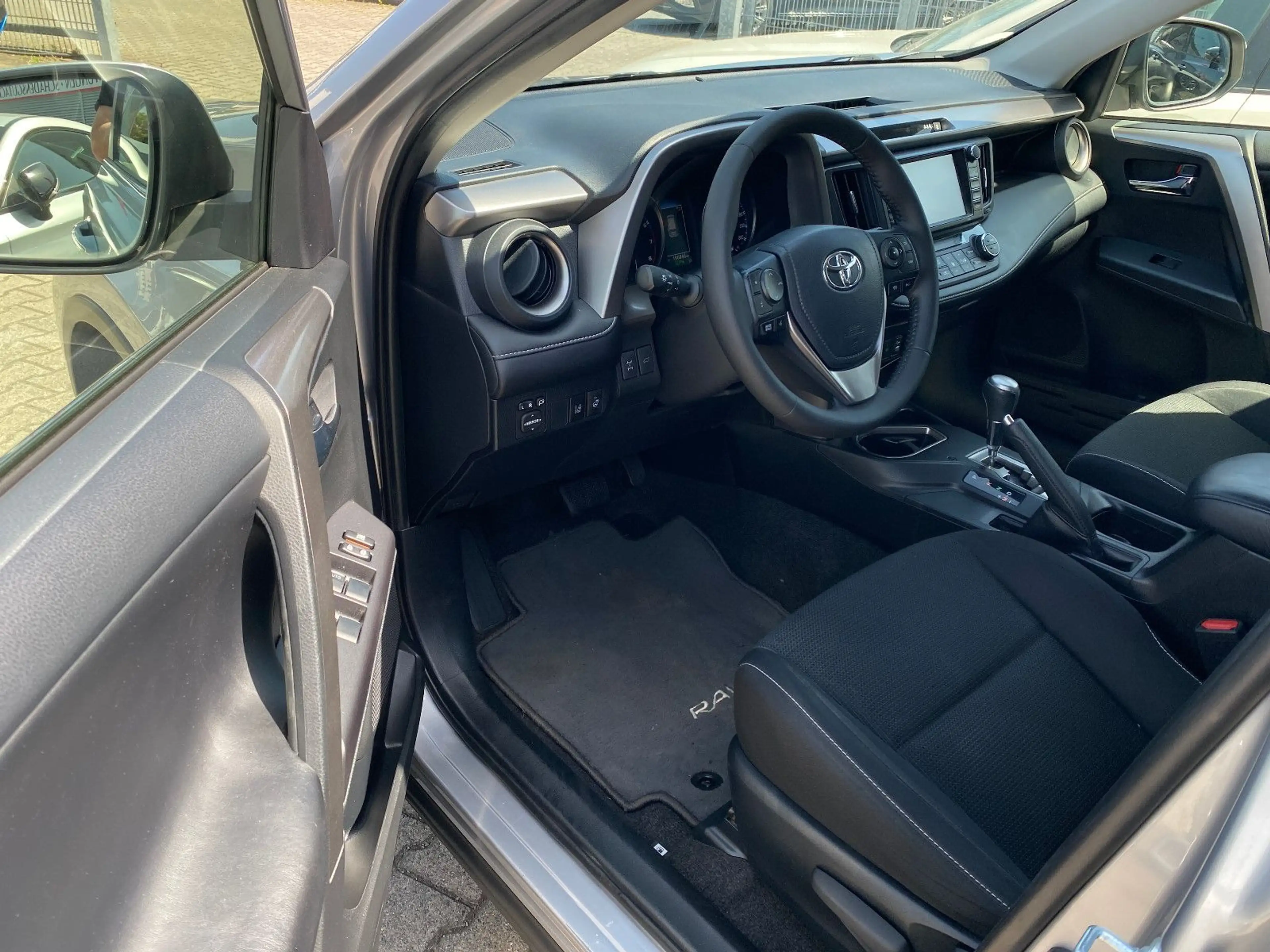 Toyota RAV4 Edition-S Nav/LED/AHK/Kamera/Spur/Allwetter — photo 6