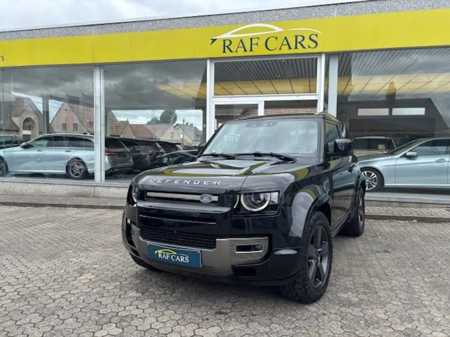 Land Rover Defender Defender 90 D300 X-Dynamic SE // FULL OPTION! // crna - 1