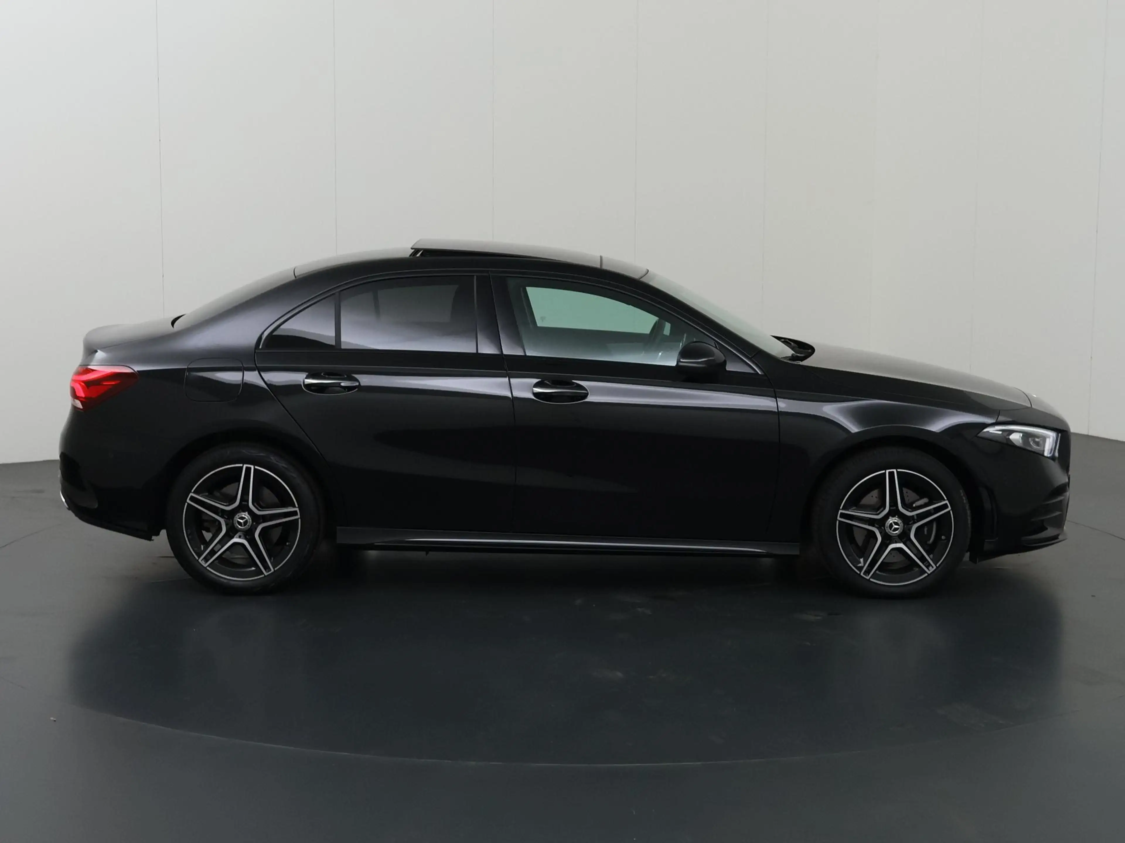 Mercedes-Benz A 250 e Business Solution AMG Limited | Multibeam koplam — photo 6