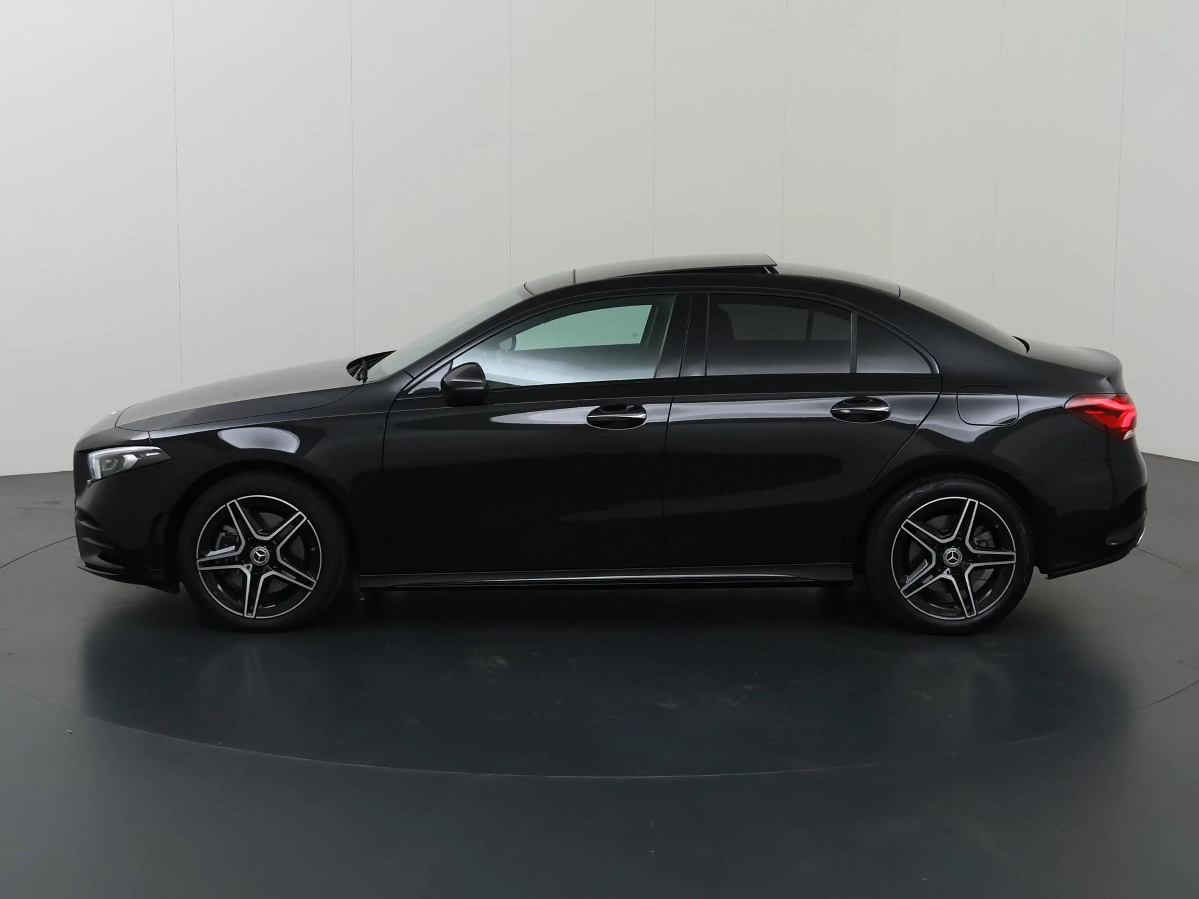 Mercedes-Benz A 250 e Business Solution AMG Limited | Multibeam koplam — photo 5