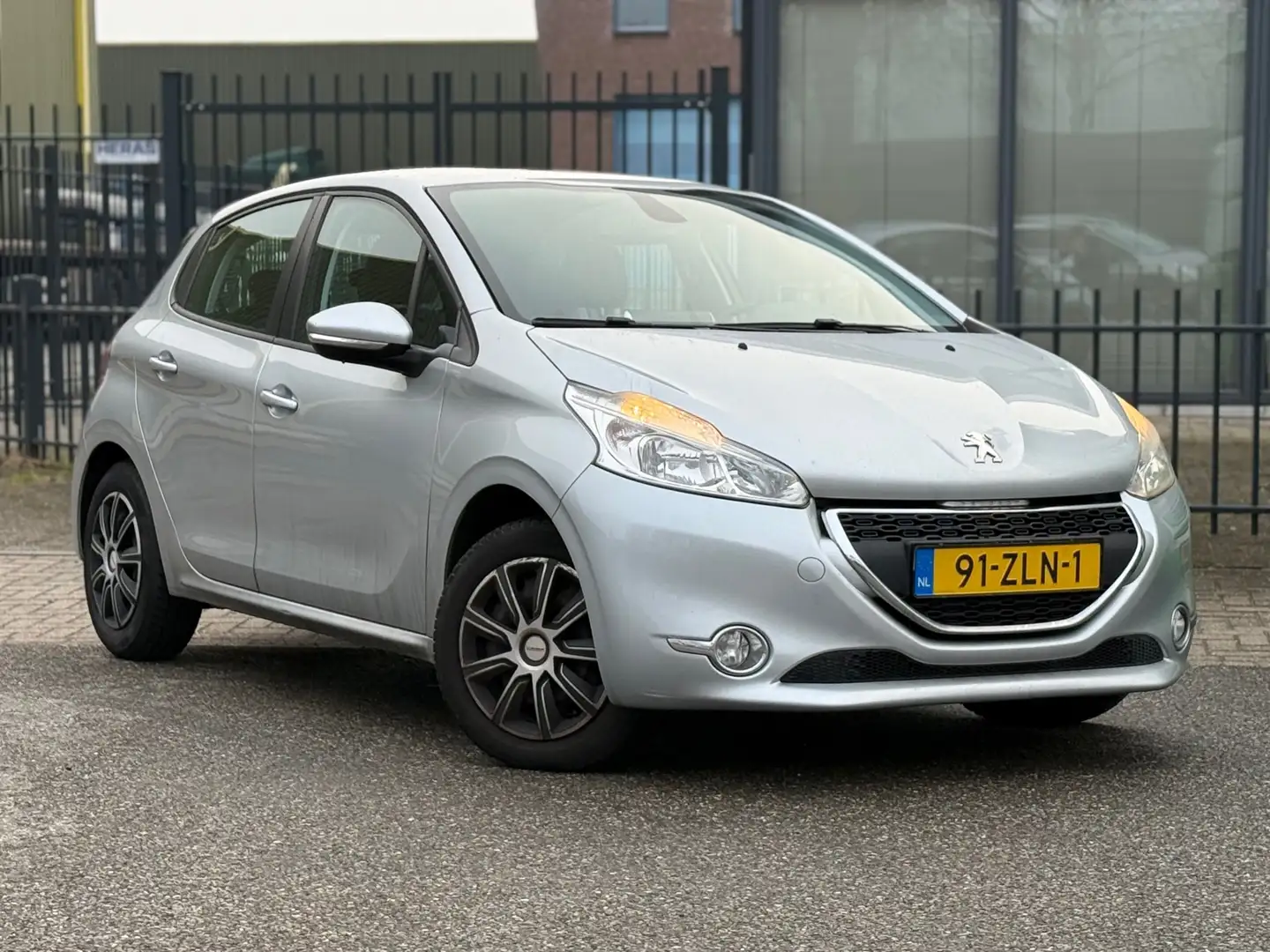 Peugeot 208 1.2 VTi Carplay | Volledig onderhouden Grau - 2