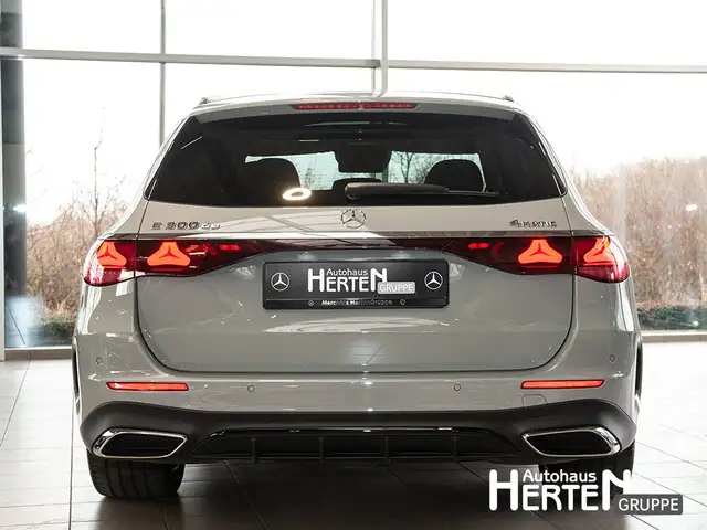 Mercedes-Benz E-Class view 4
