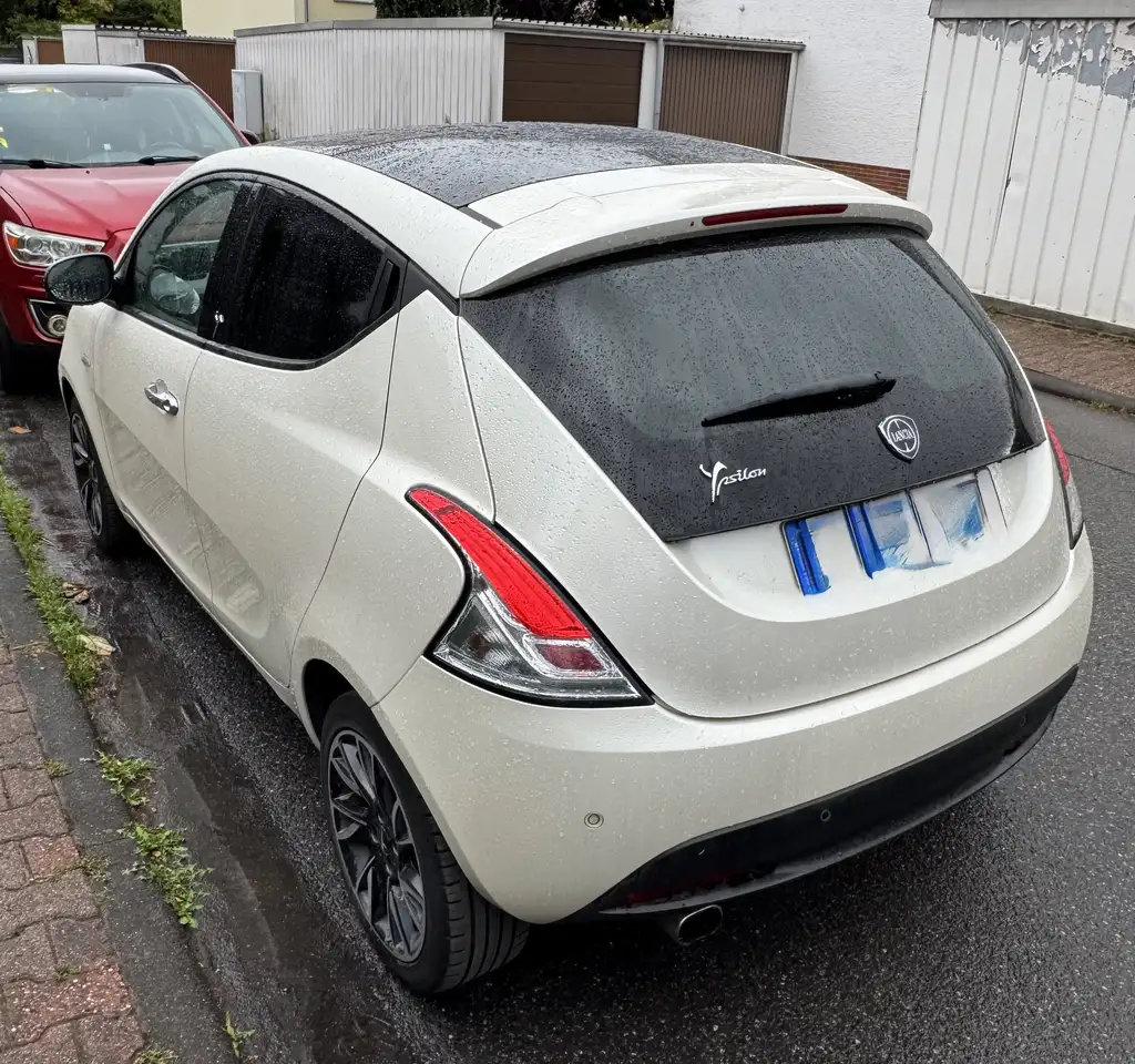 Lancia Ypsilon Platinum 0.9 TwinAir Turbo — photo 1 of 12