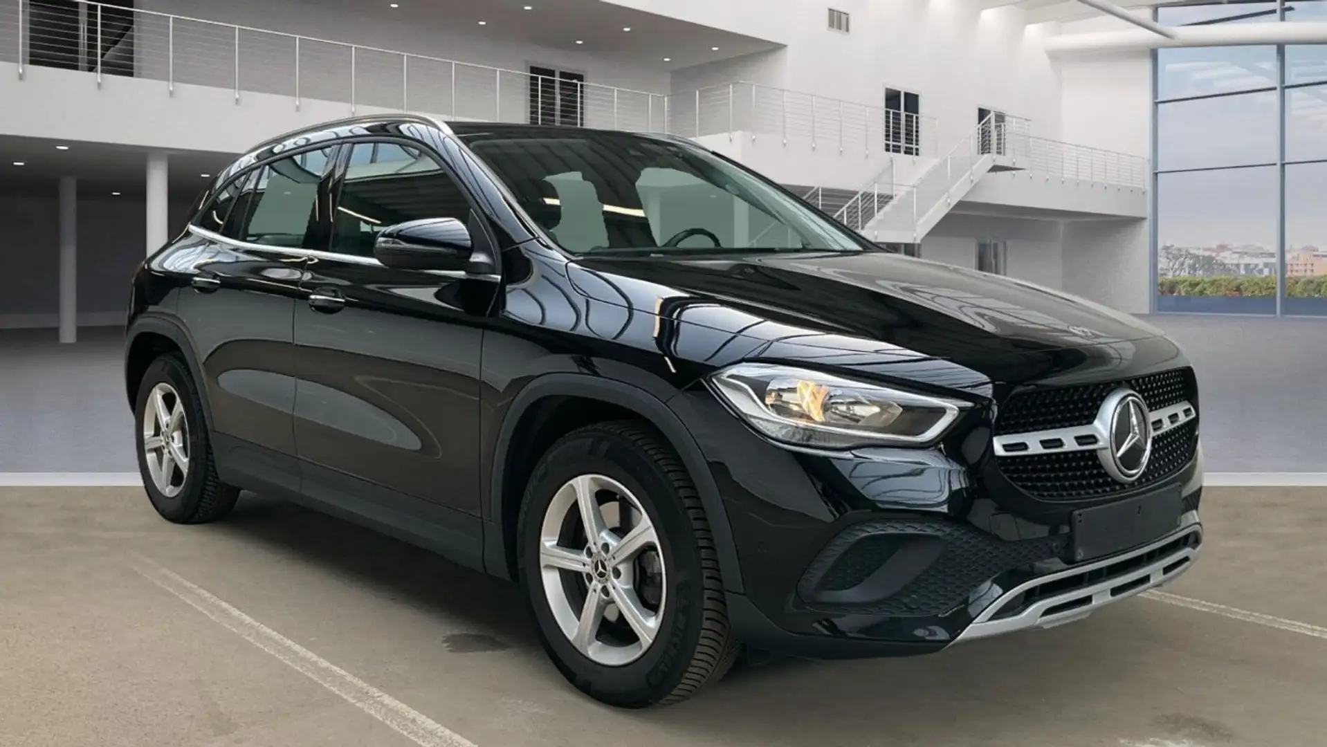 Mercedes-Benz GLA 180 d AHK AUT KlimaA LM Navi PDC ParkAss SHZ Schwarz - 2