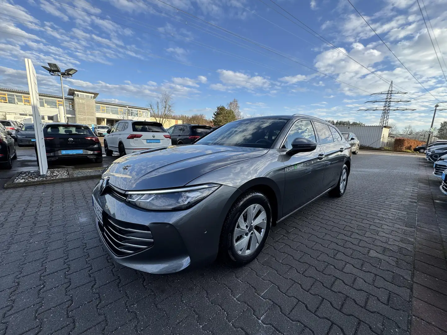 Volkswagen Passat Variant 1.5 TSI DSG AHK HUD KAM NAVI ACC Grau - 2