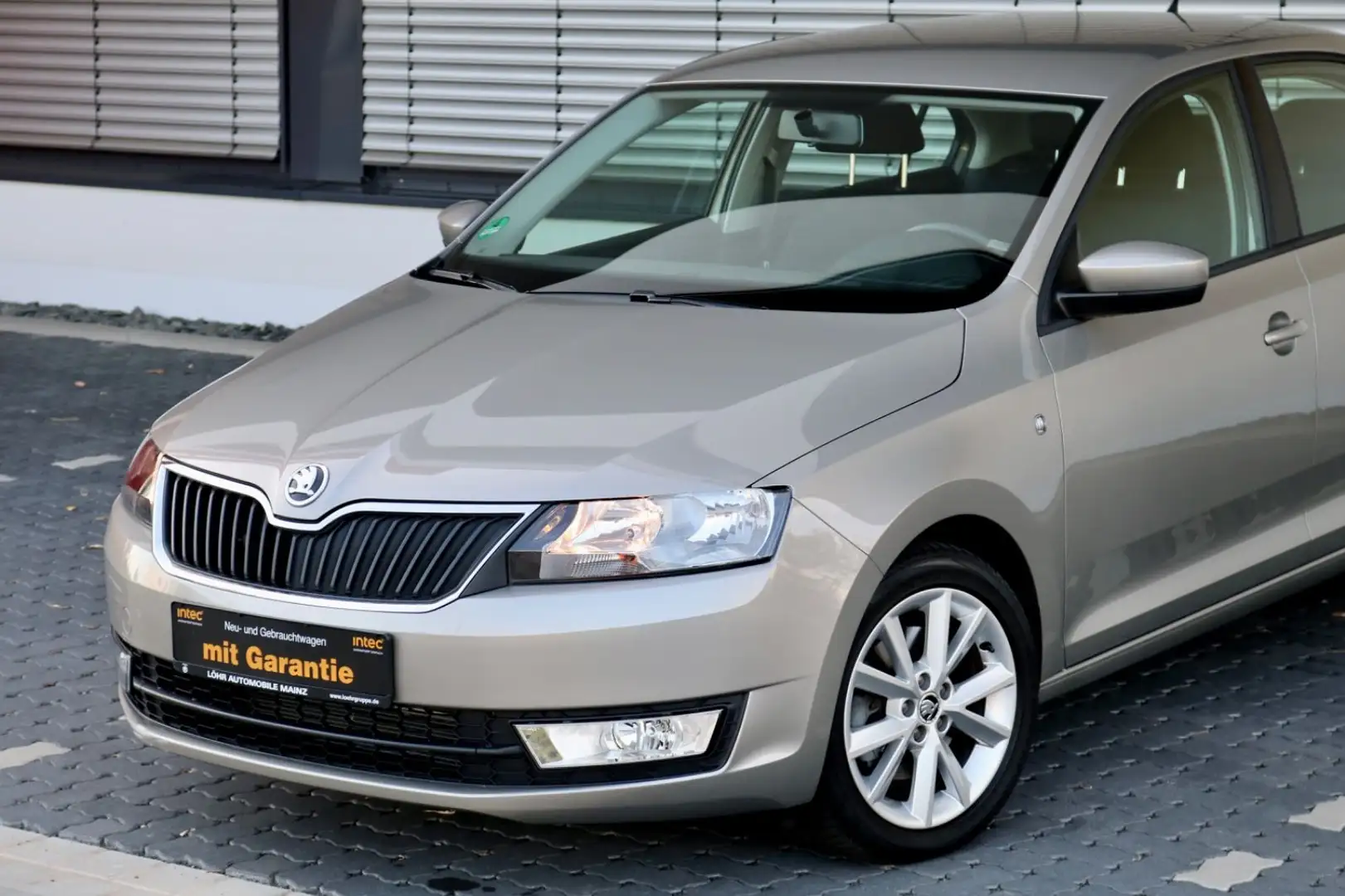 Skoda Rapid/Spaceback Ambition Automatik/PDC/SHZ/All Season/TEMP Beige - 2