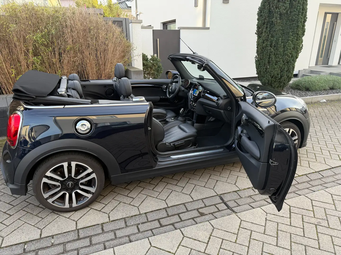 MINI Cooper S Cabrio Aut. MINI Yours Leder, Head Up, Kamera, DAB Schwarz - 2