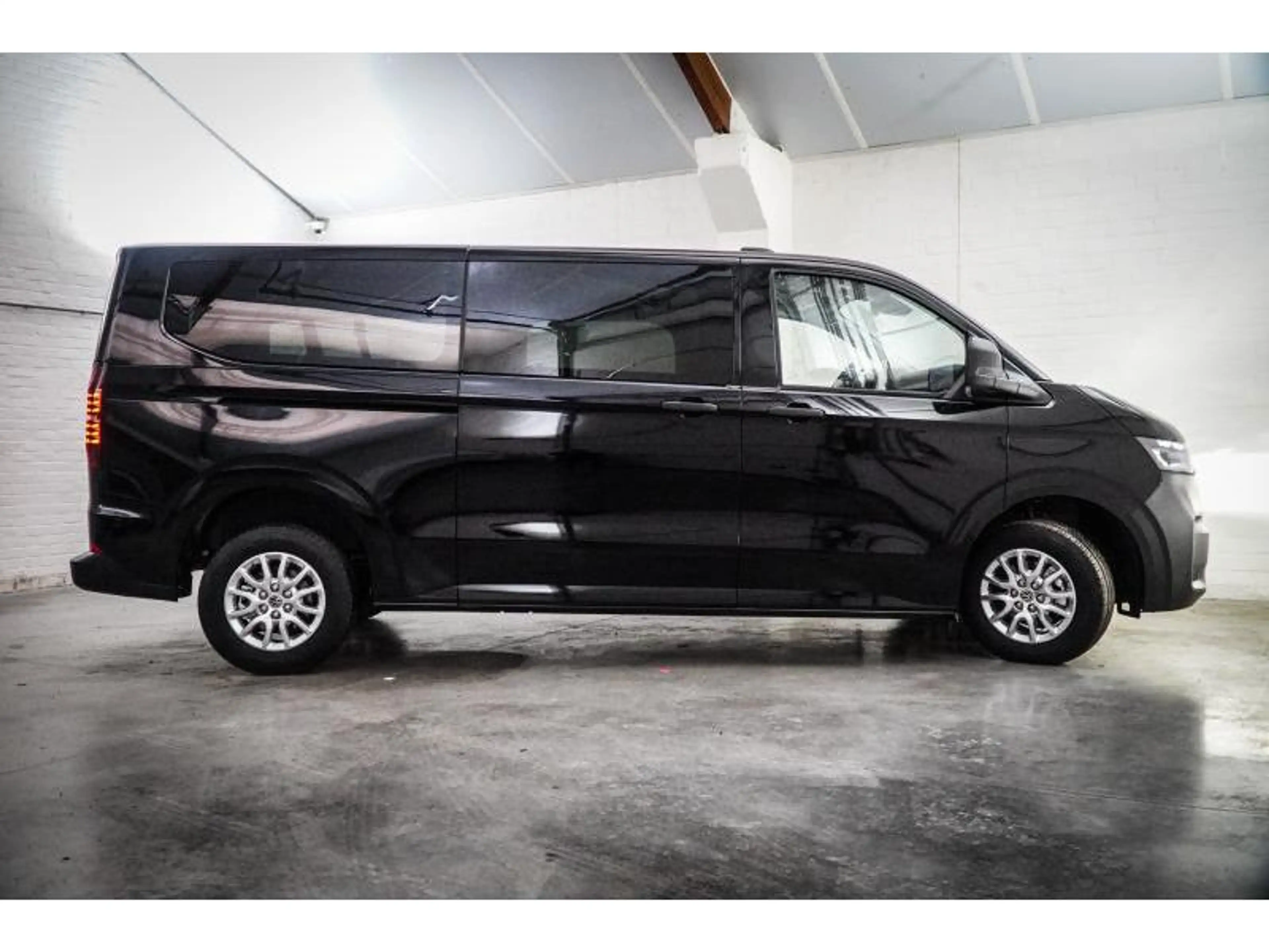 Volkswagen T7 Kombi lang 4 moiton — photo 4