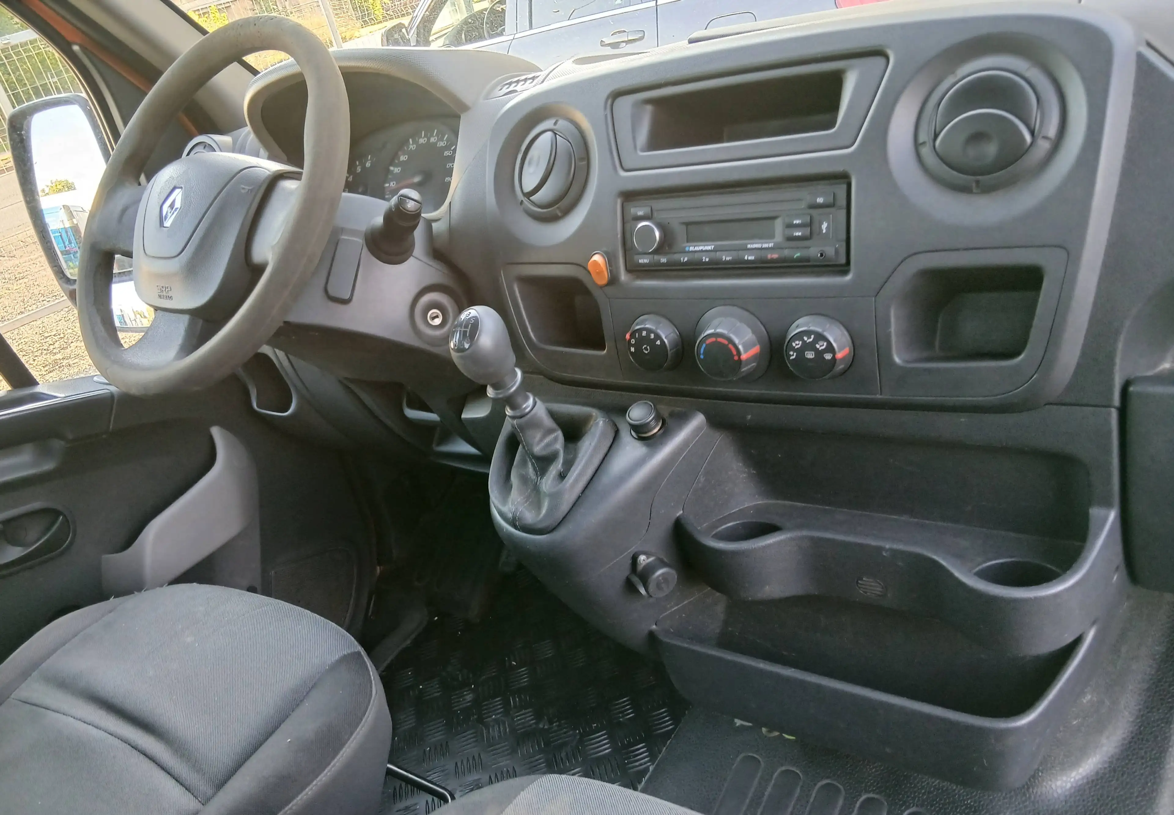 Renault Master L2H1 3,5t — photo 15