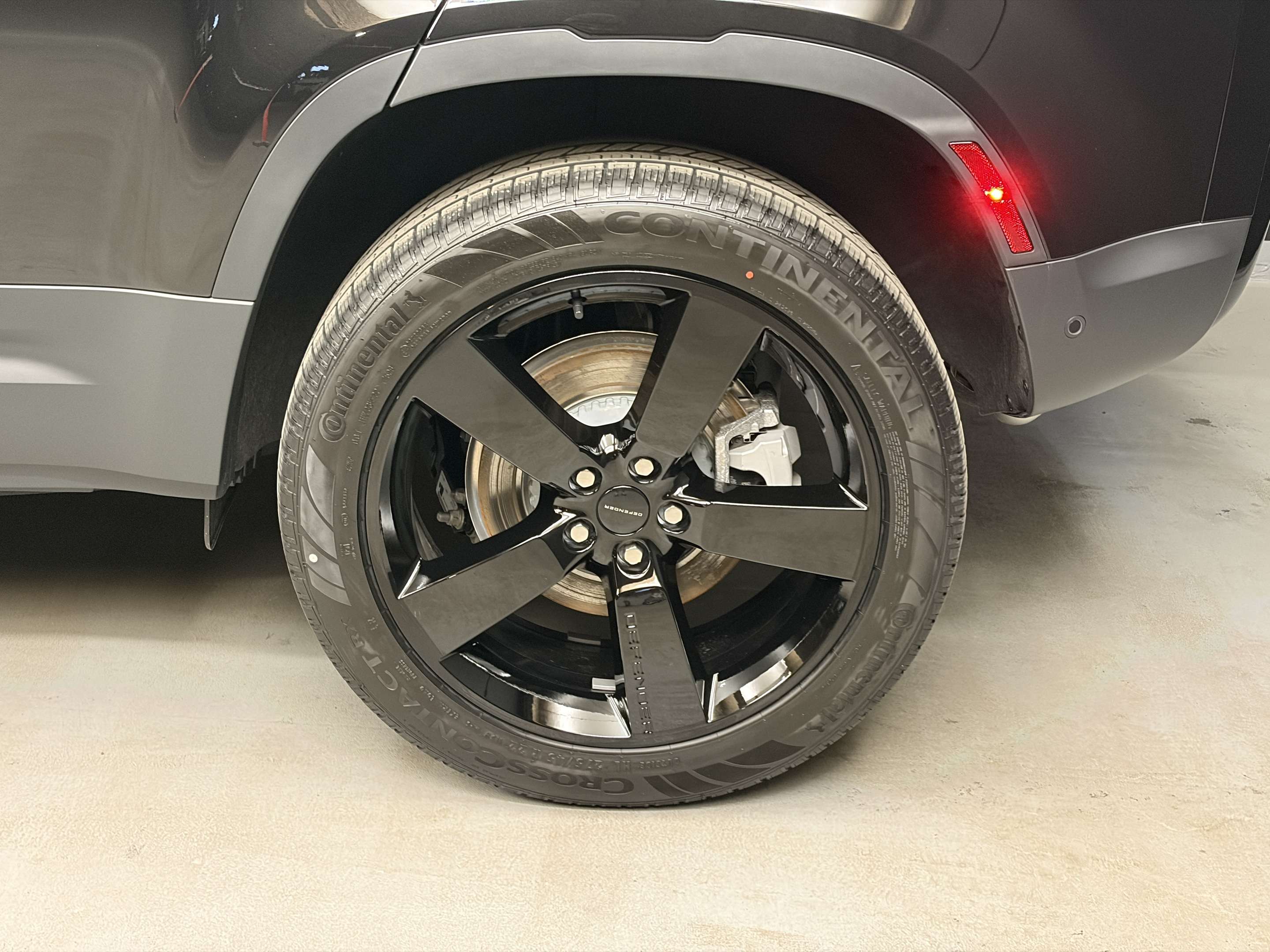 2026 Land Rover Defender S alt 4