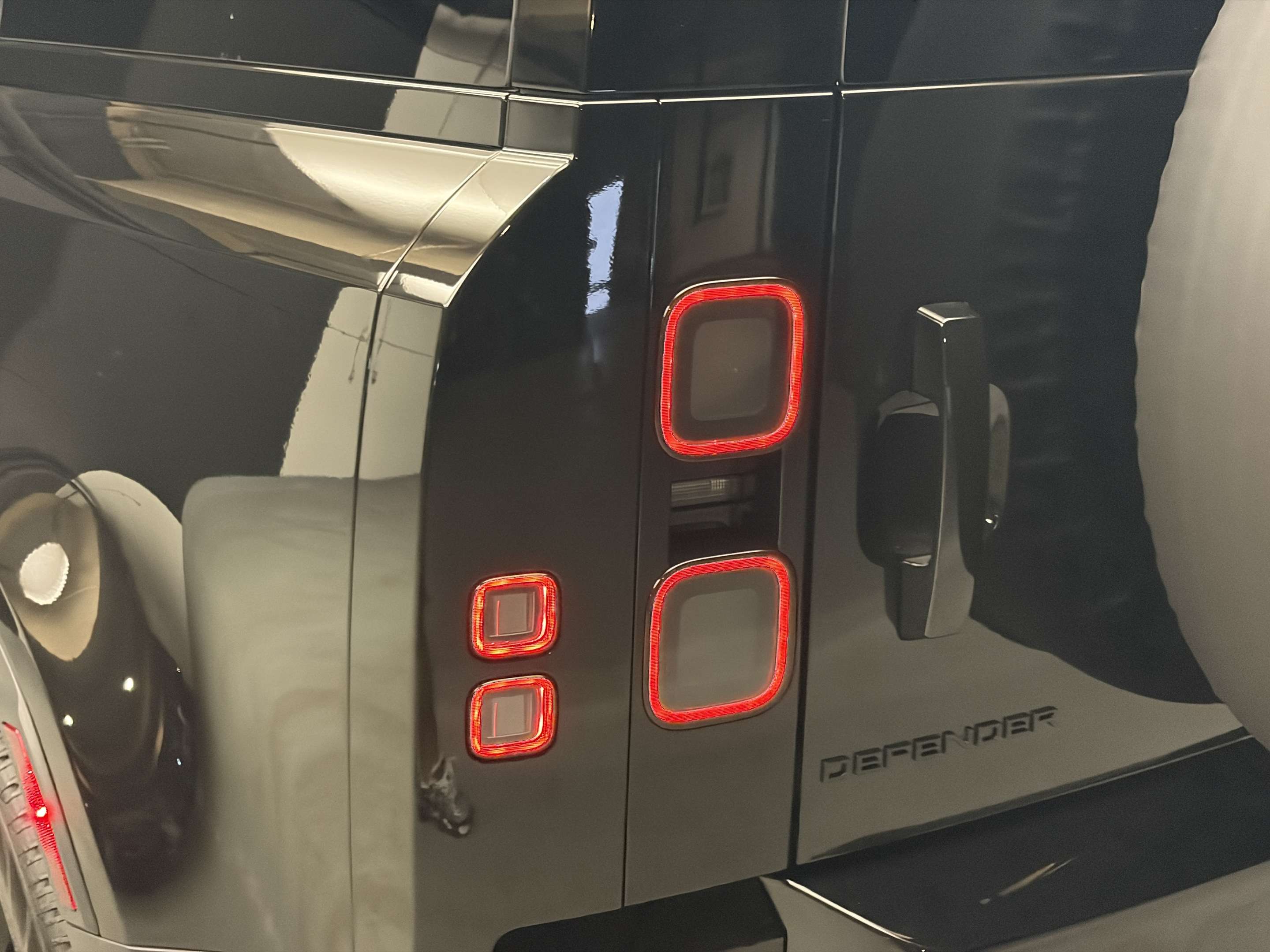 2026 Land Rover Defender S thumb 7